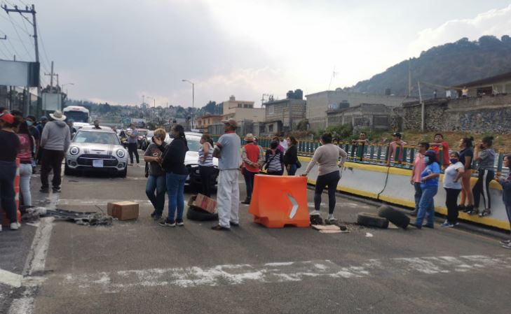 Bloqueo en la México-Cuernavaca por riña entre civiles y policías (Foto: Twitter/@tavojeda5)