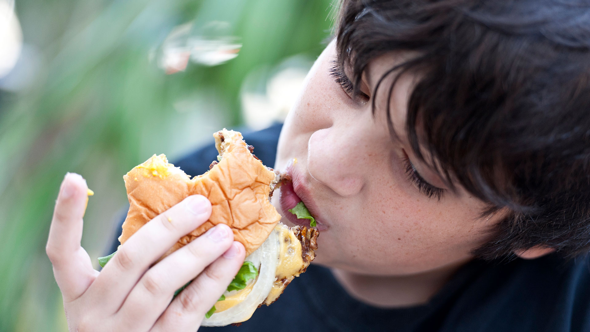 Habitualmente se atribuye el contagio a las hamburguesas mal cocidas, pero otros alimentos también pueden transmitir la Escherichia coli (Getty)