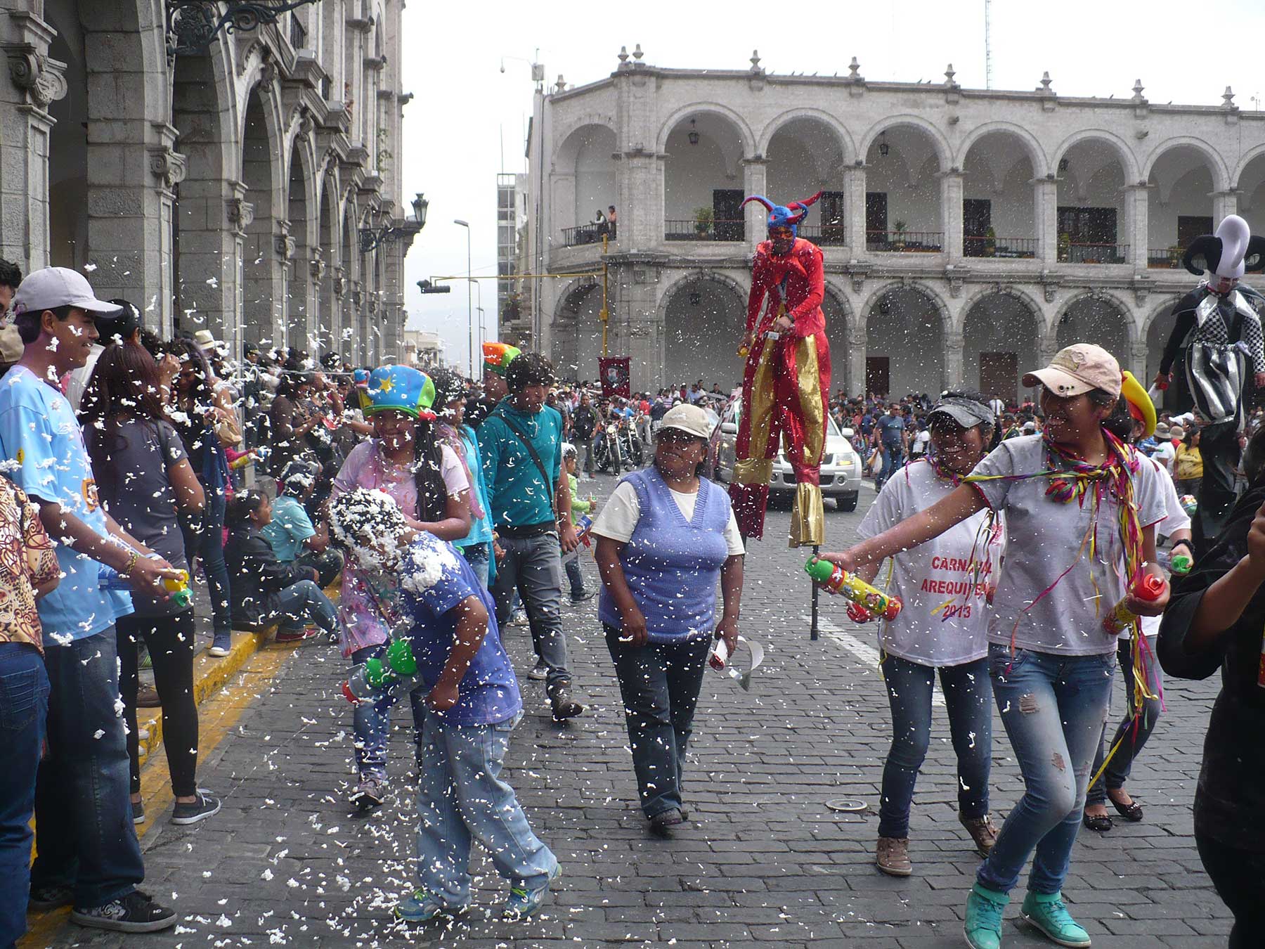The game with foam has gained ground in the Arequipa carnival.  (Andean)