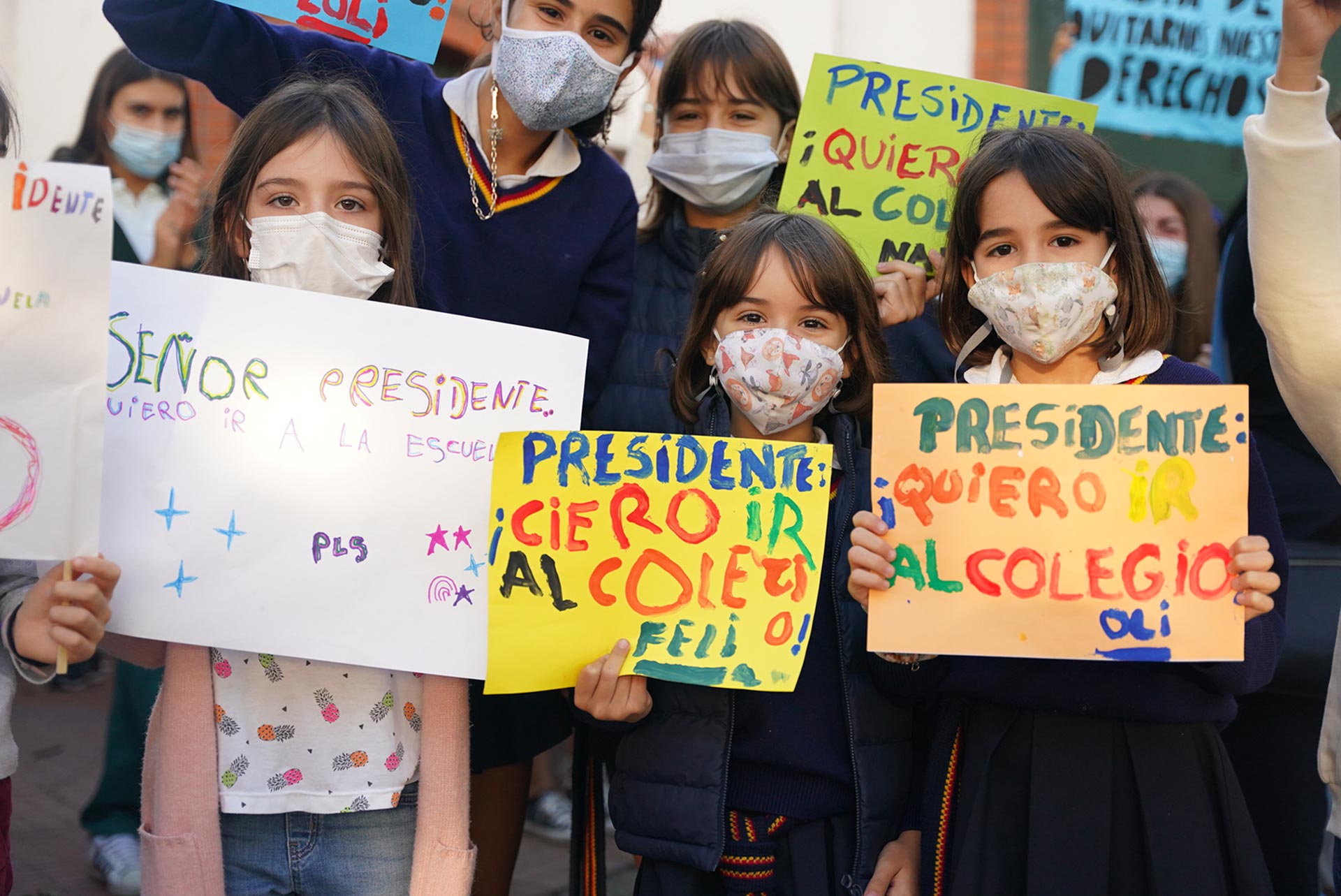 Los alumnos idearon sus propios carteles con mensajes al presidente Alberto Fernández