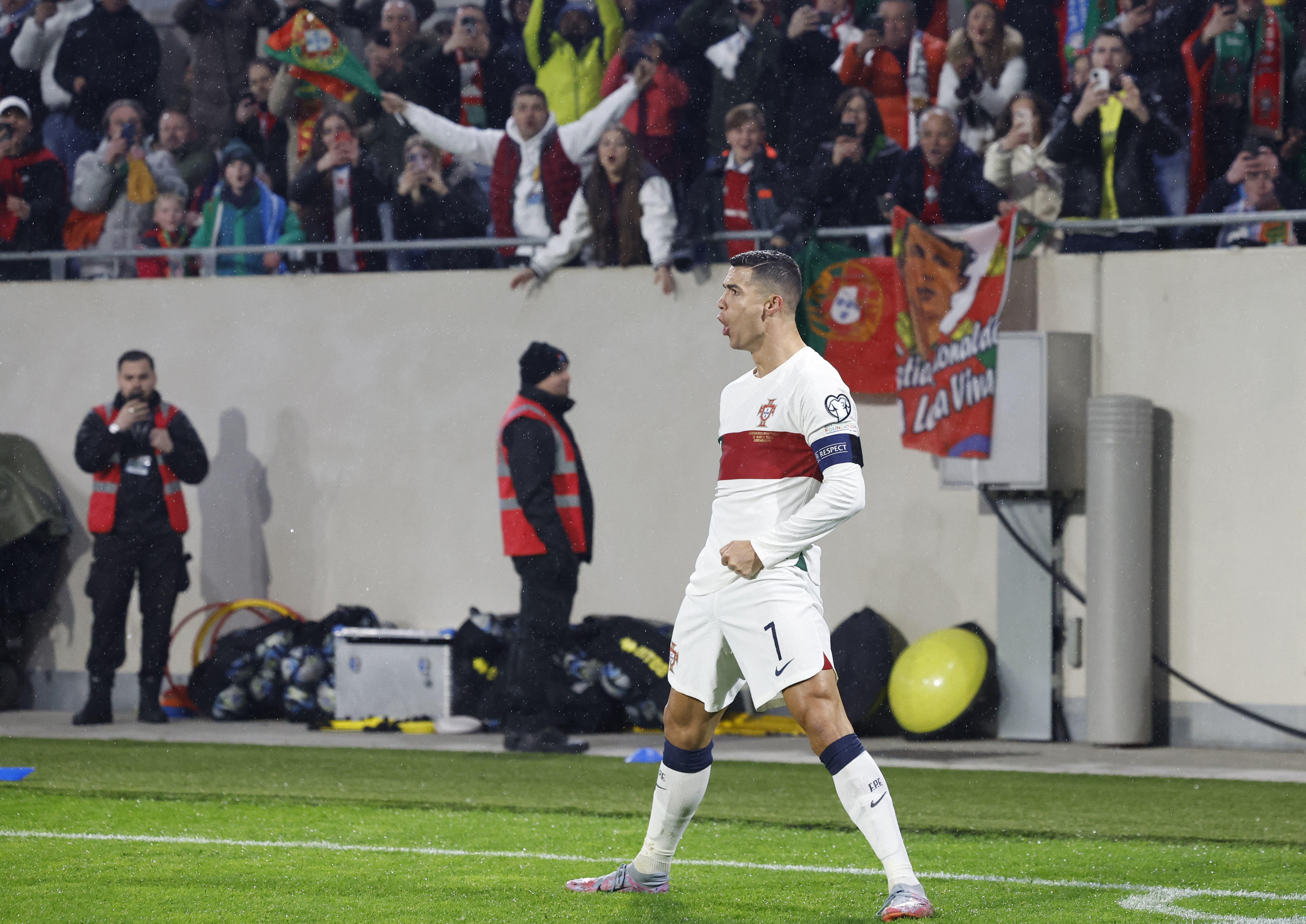 Soccer Football - UEFA Euro 2024 Qualifiers - Group J - Luxembourg v Portugal - Luxembourg Stadium, Luxembourg City, Luxembourg - March 26, 2023 Portugal's Cristiano Ronaldo celebrates scoring their fourth goal REUTERS/Piroschka Van De Wouw