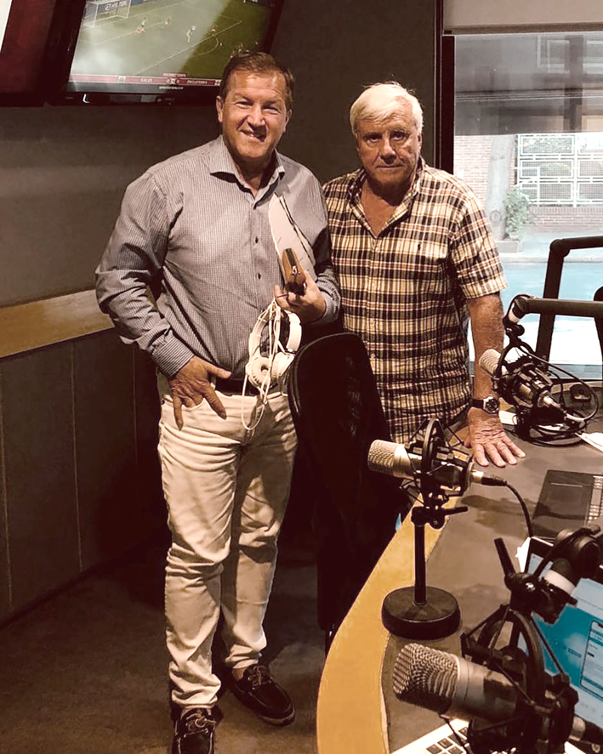 Eduardo Serenellini junto a Fernando Bravo; los conductores ya no compartirán el mismo horario de la tarde, pero sí el nuevo desafío federal de la radio (@edserenellini)