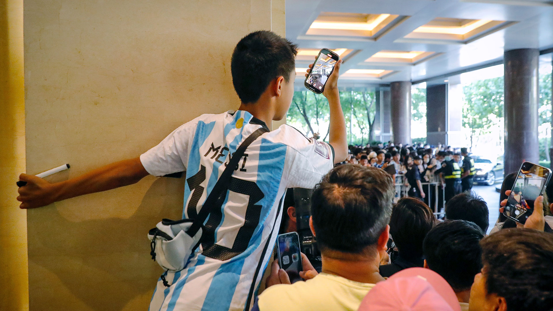 Todos en Beijing quieren una foto de Lionel Messi (EFE/EPA/MARK R. CRISTINO)
