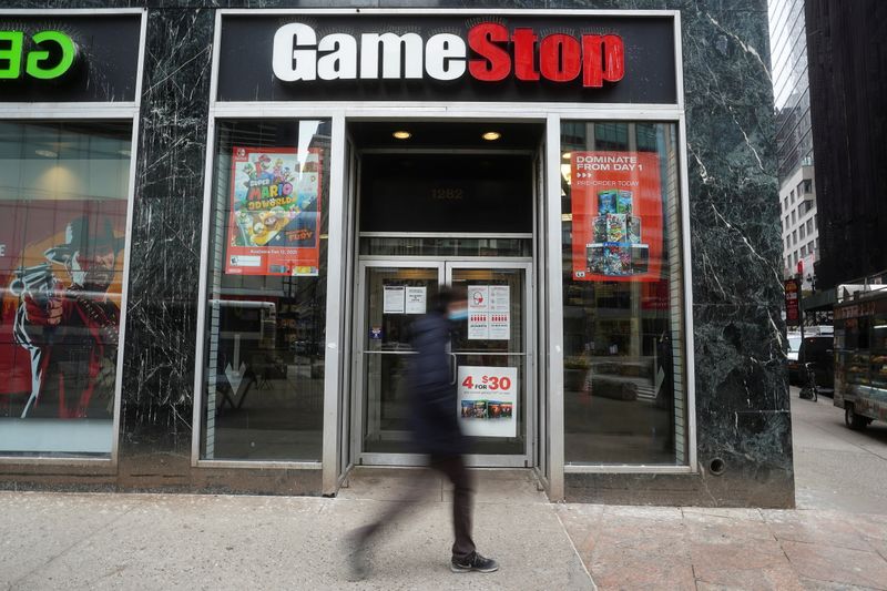 Una persona camina frente a una tienda GameStop, en Manhattan (REUTERS/Carlo Allegri)