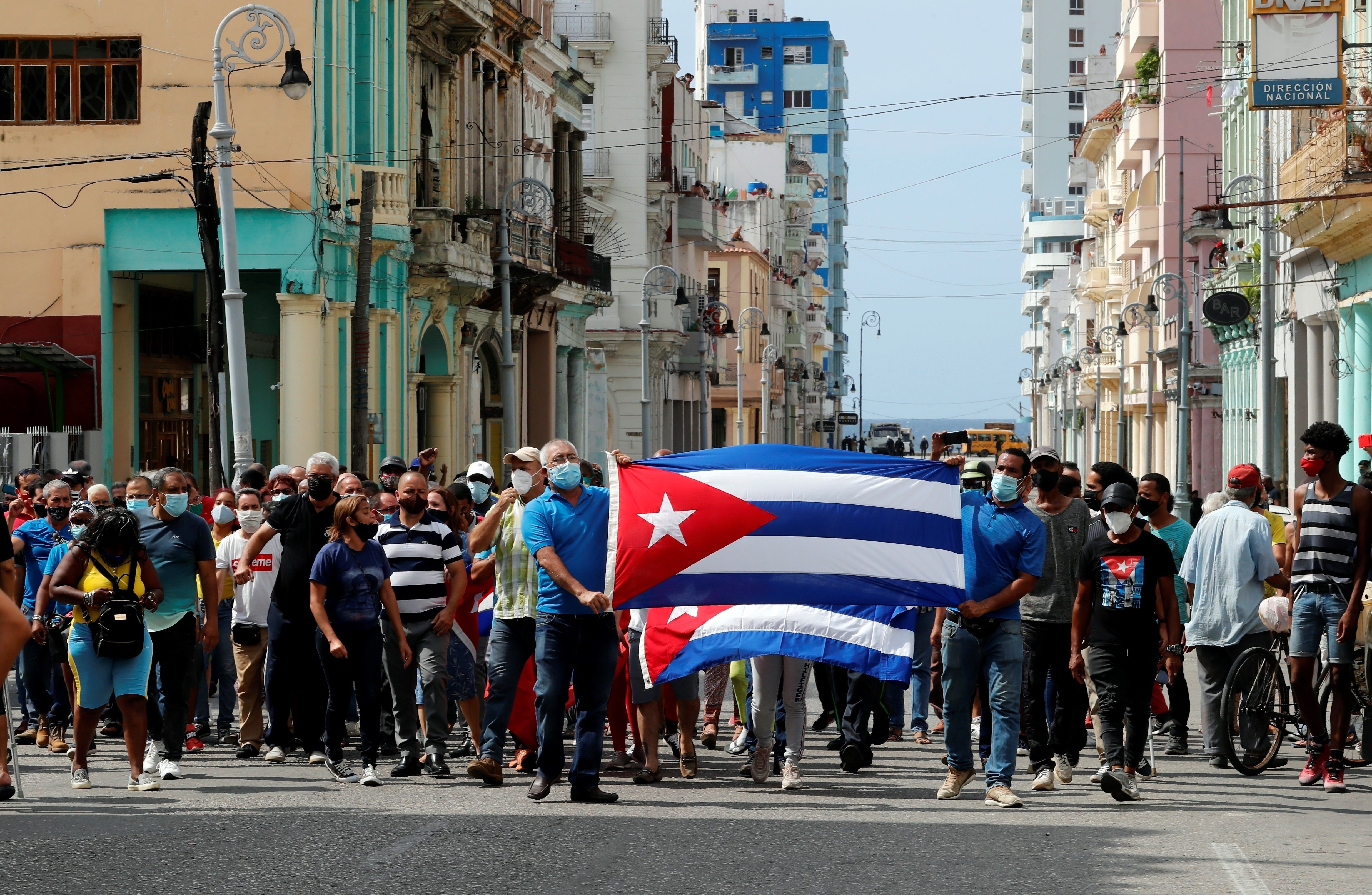 Un grupo de personas protesta frente al capitolio cubano, en La Habana  (EFE/Ernesto Mastrascusa)
