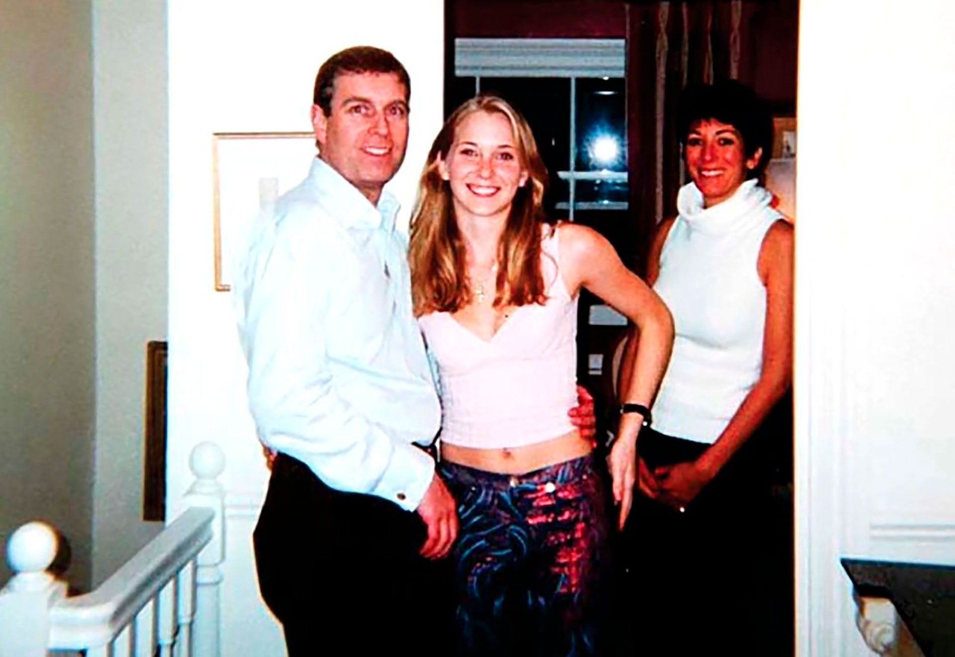 La foto del escándalo: el príncipe Andrés Principe Andrés con Virginia Guiffre, de ese entonces de 17 años, y detrás de ellos Ghislaine Maxwell (The Grosby Group) 