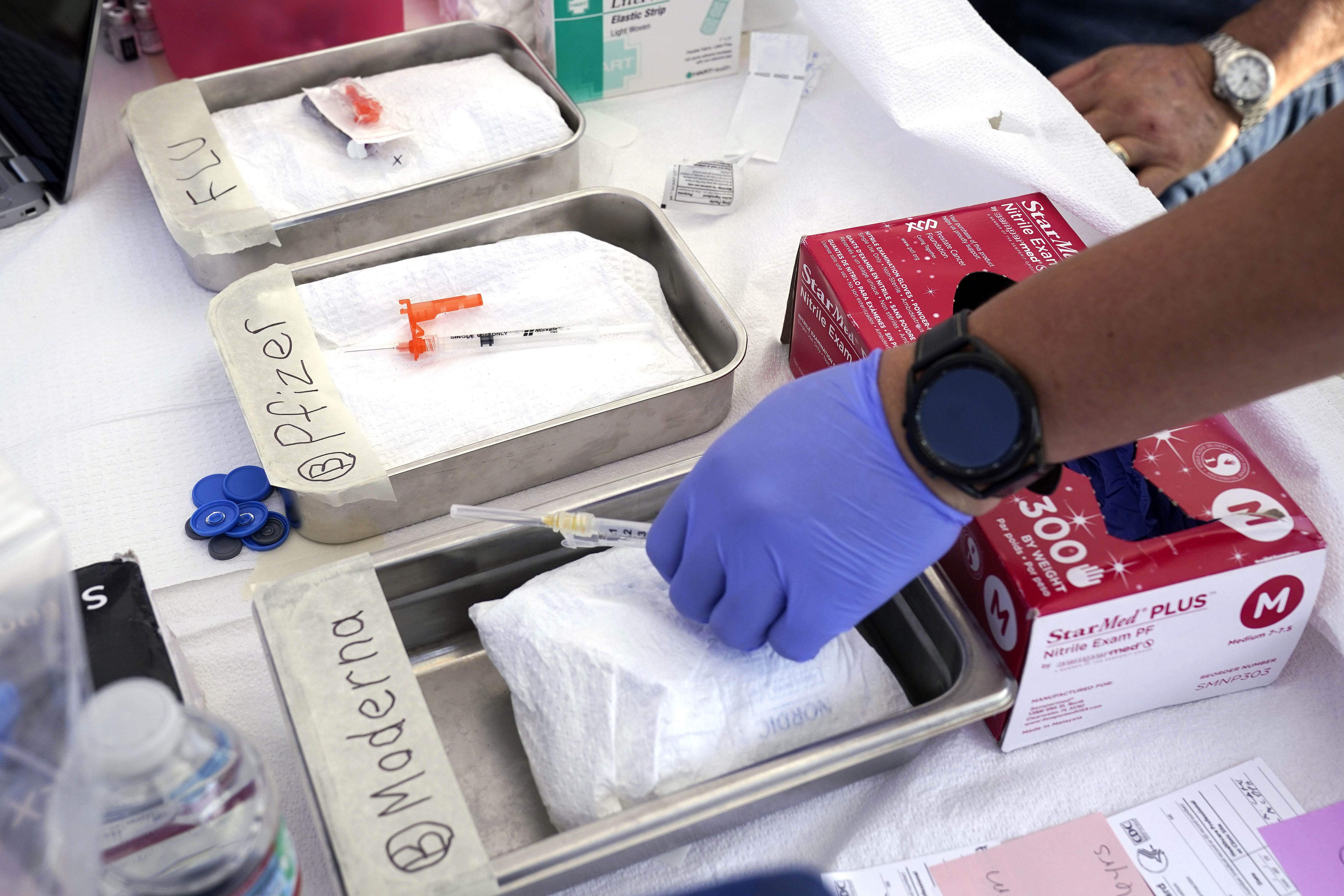La disponibilidad de vacunas contra COVID será clave para reforzar a las personas y que no haya nuevas cepas circulando (AP Foto/Mark J. Terrill, Archivo)