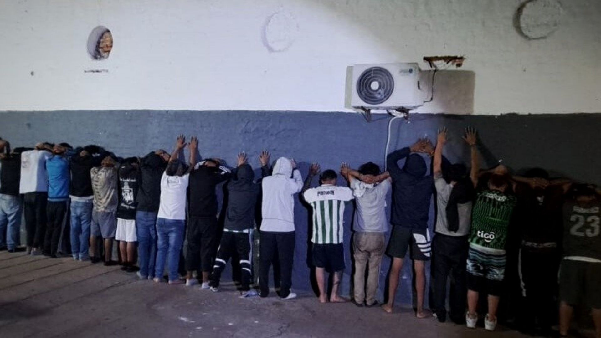 Más de 20 hinchas del Atlético Nacional fueron detenidos en Paraguay por porte de armas y disturbios