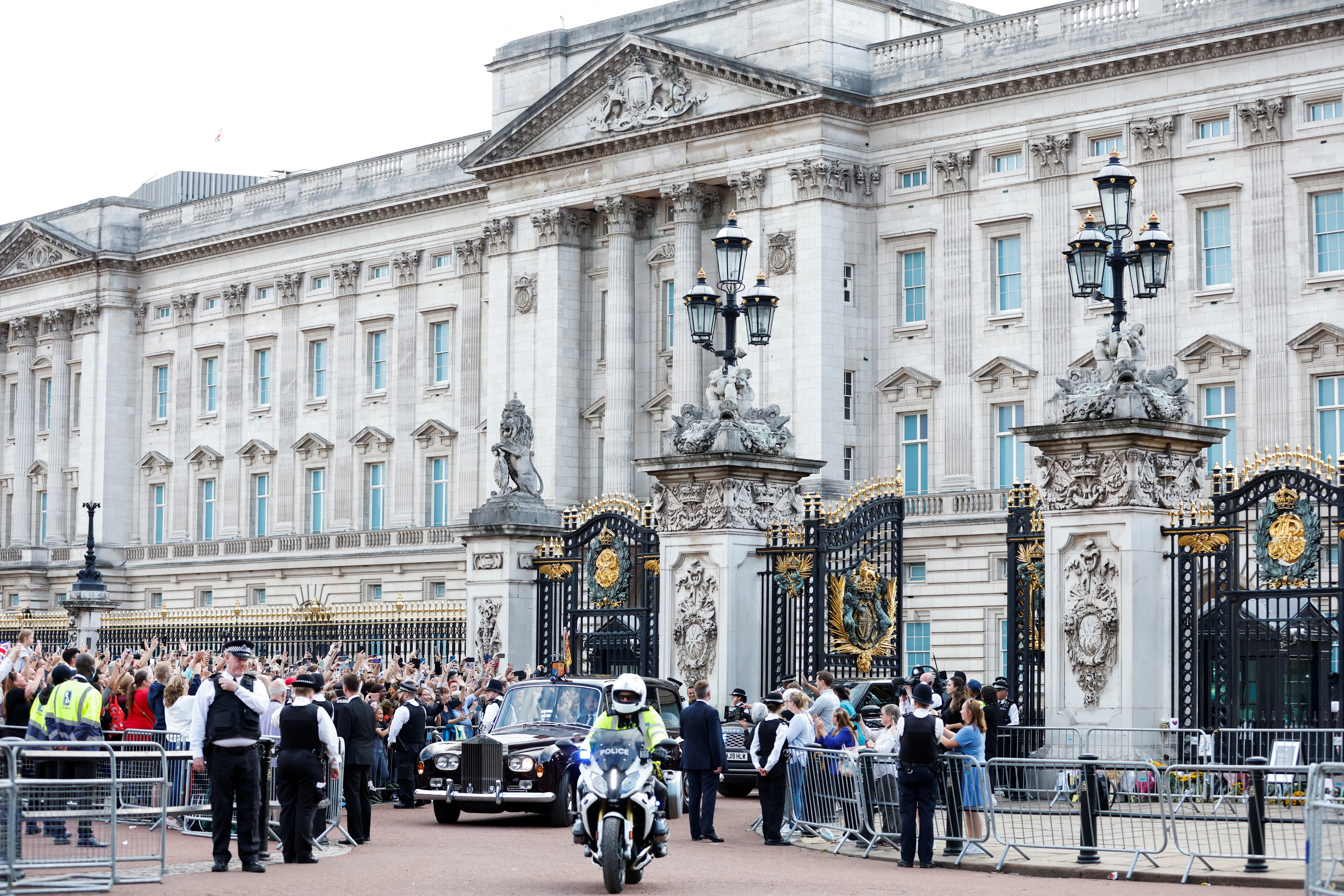 The vehicle carrying Britain's King Charles leaves Buckingham Palace, following the passing of Britain's Queen Elizabeth, in London, Britain, September 10, 2022. REUTERS/Peter Cziborra