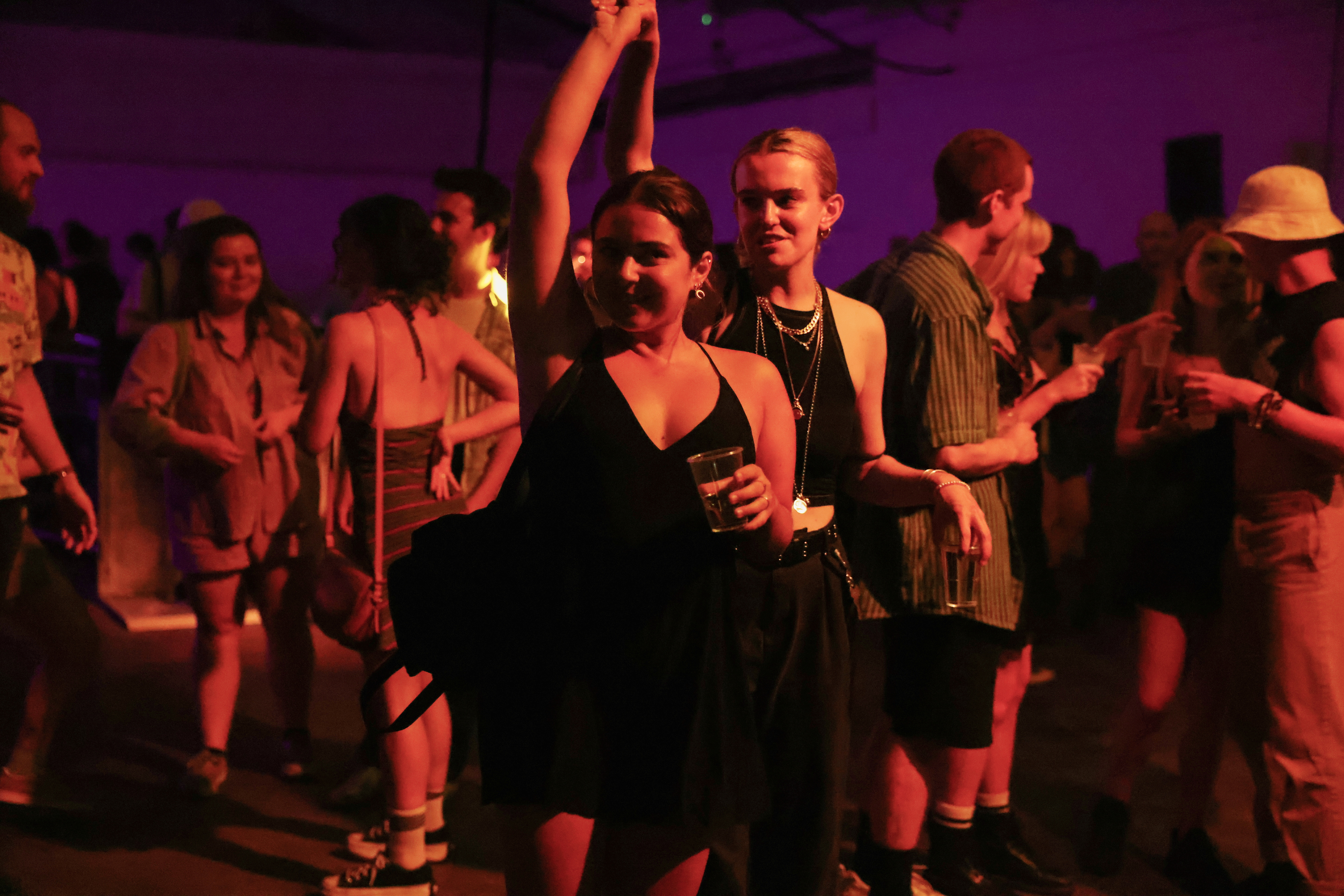 Jóvenes bailan en una fiesta llamada "00:01", en el club Oval Space, en Londres