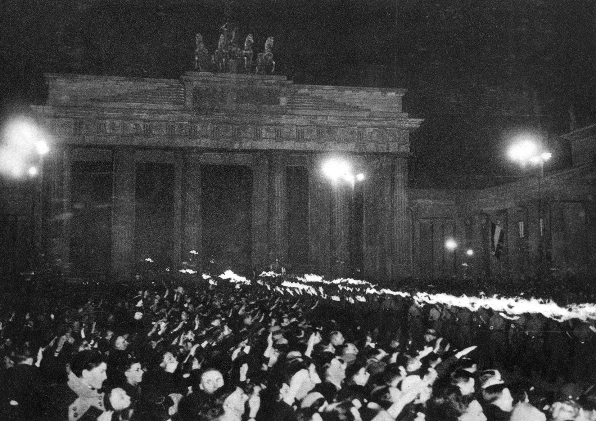 Los fanáticos nazis celebran la noche del 30 de enero de 1933 el nombramiento de Hitler como canciller alemán. Después de una década de búsqueda, Hitler llegaba al poder (Getty)
