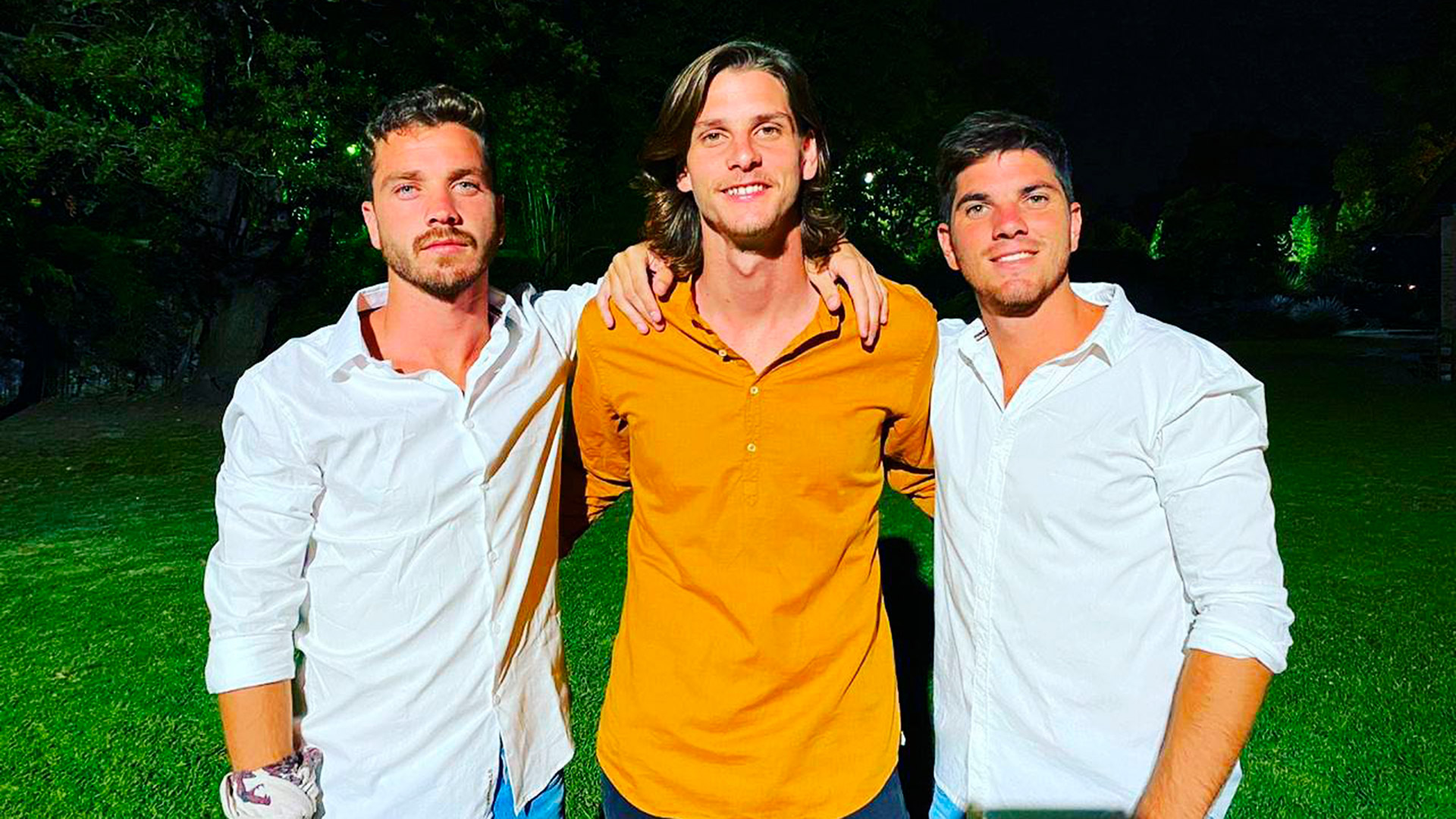 Los hermanos Molina: Tomás (Izq, futbolista de Liga de Quito), Nicolás y Santi