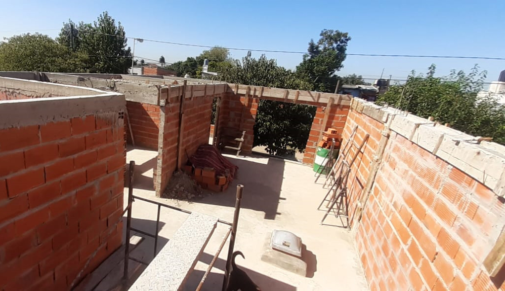 Las nuevas paredes son protagonistas, para reconstruir la casa recibieron un microcrédito de la Fundación Vivienda Digna de 210.000 pesos