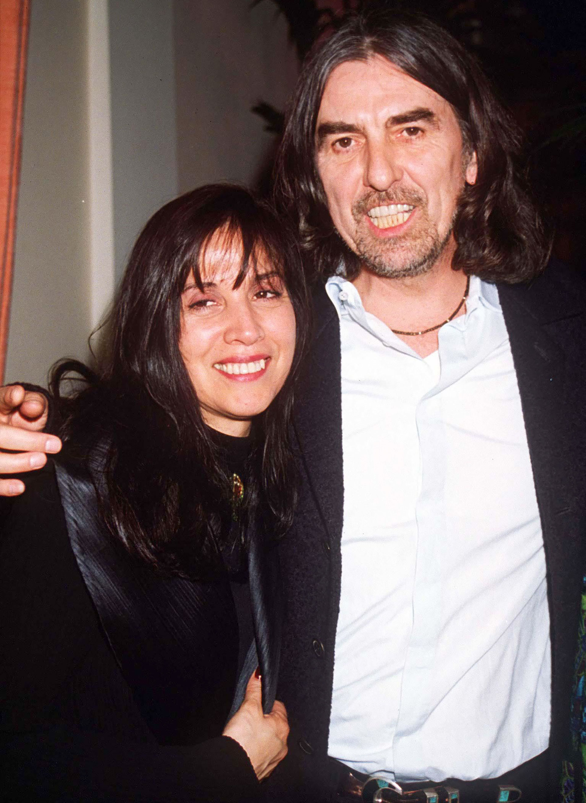 George Harrison con su segunda mujer Olivia, en una fiesta en Londres (Photo by Dave Benett/Getty Images)