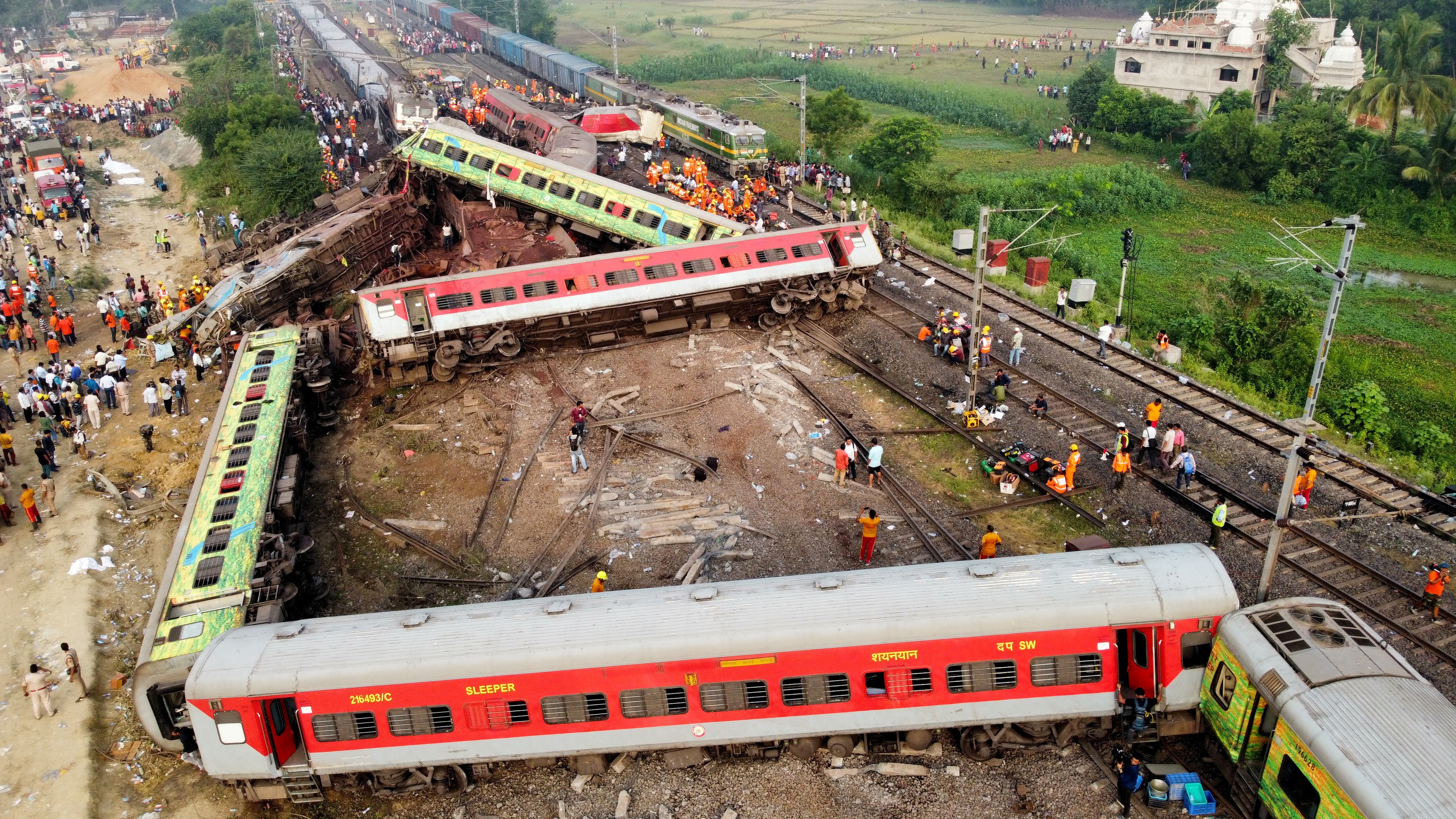 Tragedia en la India: las dramáticas imágenes del triple choque de trenes registrado en Odisha