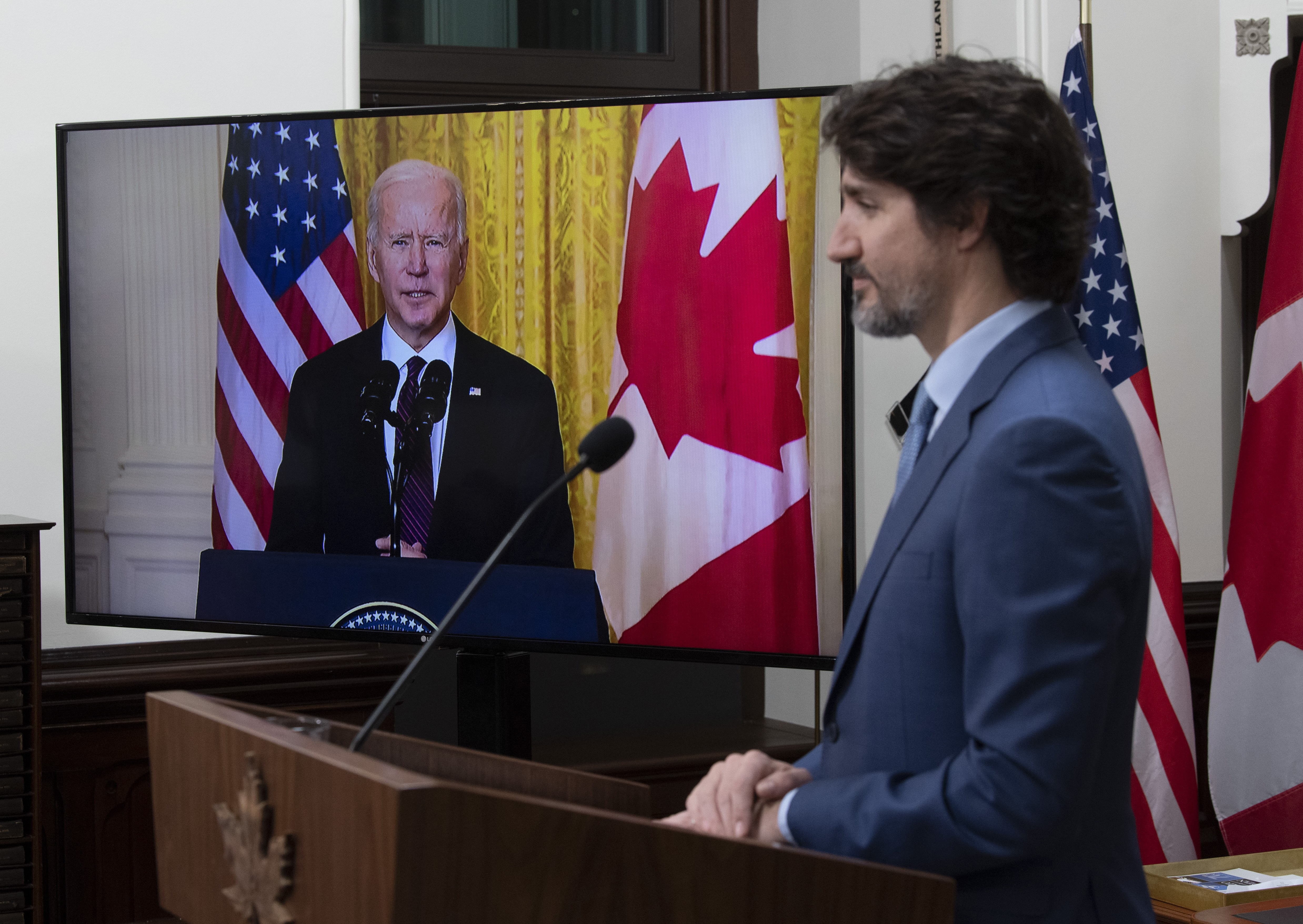 Foto de archivo: El presidente de Canadá, Justin Trudeau, y el presidente de Estados Unidos, Joe Biden, en un diálogo por videoconferencia el 24 de febrero de 2021 (ADRIAN WYLD / ZUMA PRESS / CONTACTOPHOTO)
