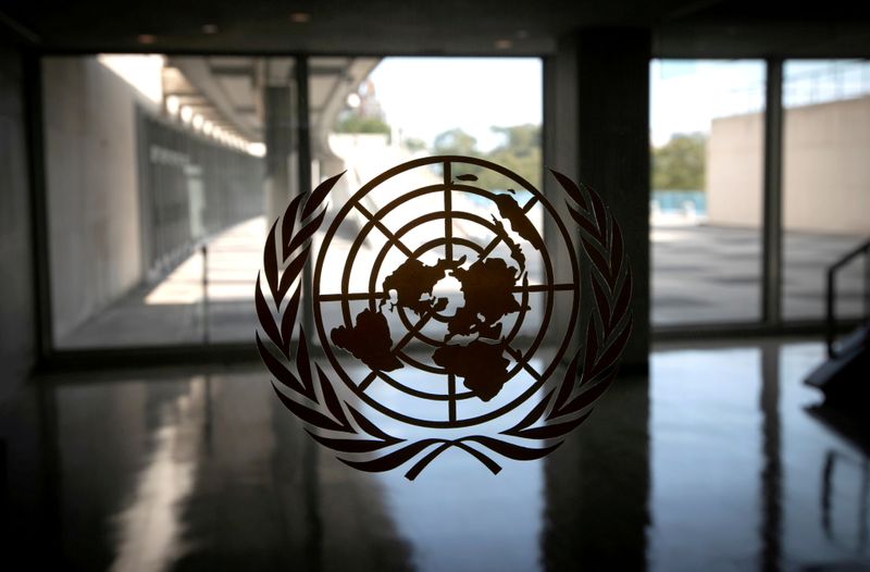 El logotipo de las Naciones Unidas en una ventana en un pasillo vacío en la sede de las Naciones Unidas en Nueva York, Estados Unidos