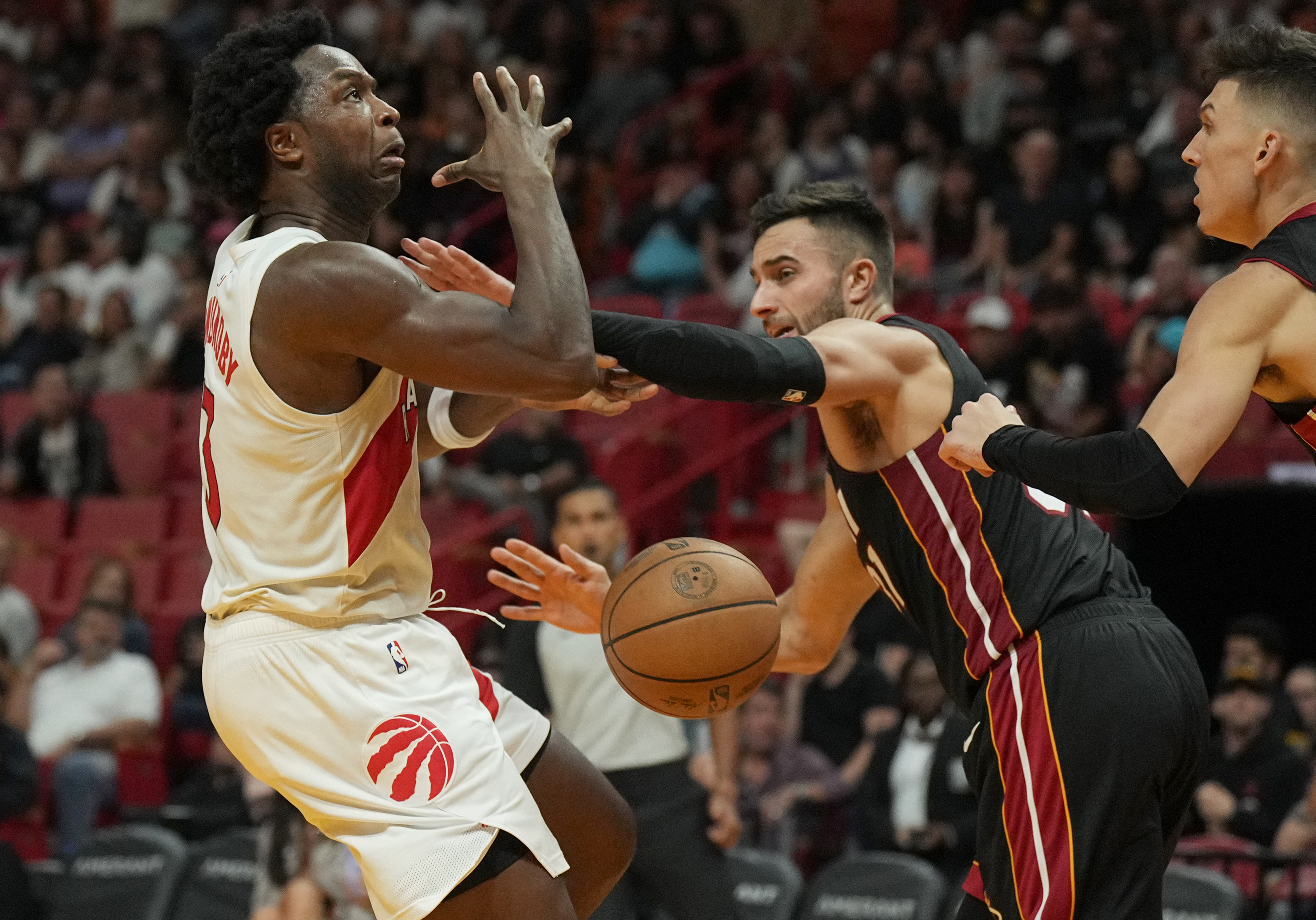 Máxima tensión en la NBA: la disputa de un rebote terminó en una batalla campal en el duelo entre Miami Heat y Toronto Raptors 