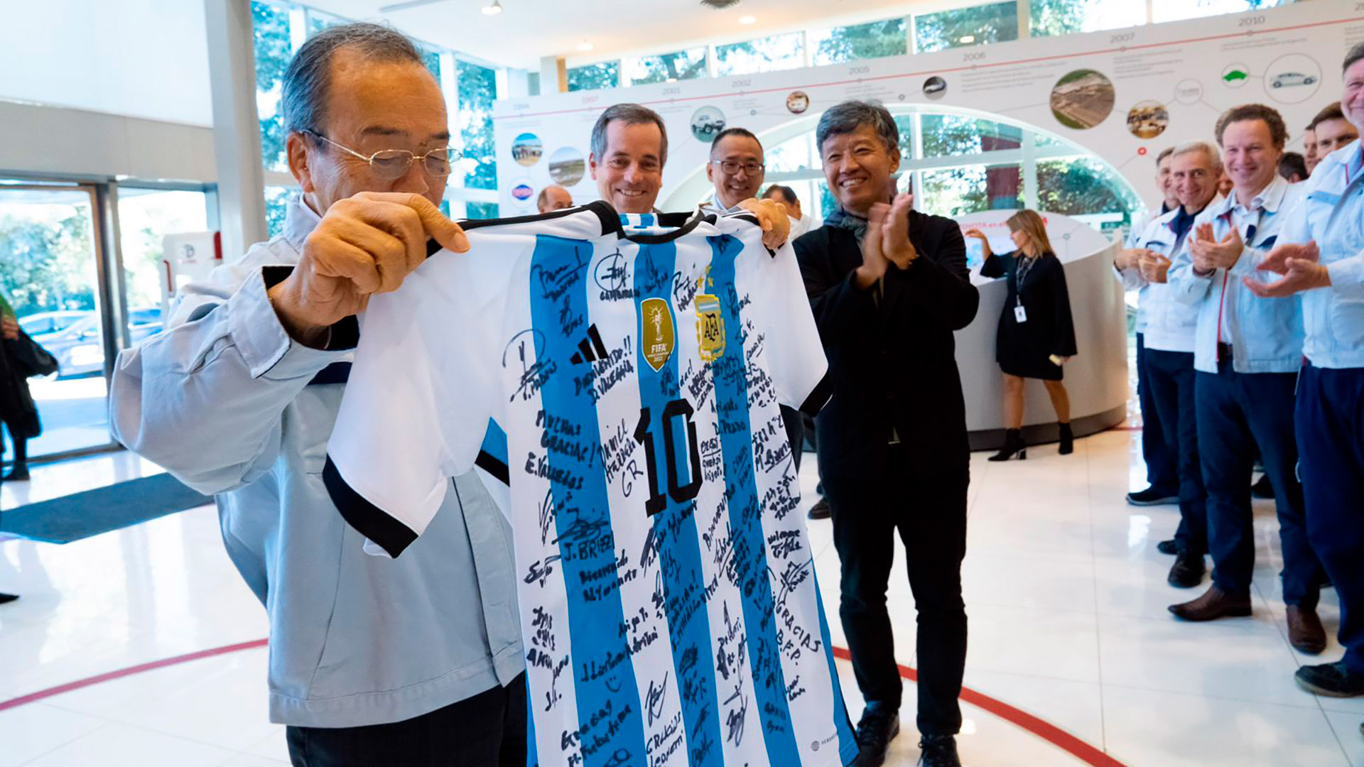 Takeshi Uchiyamada en la Planta de Zárate, donde conoció a Gustavo Salinas, el nuevo CEO de Toyota Argentina, y se llevó un lindo recuerdo futbolístico