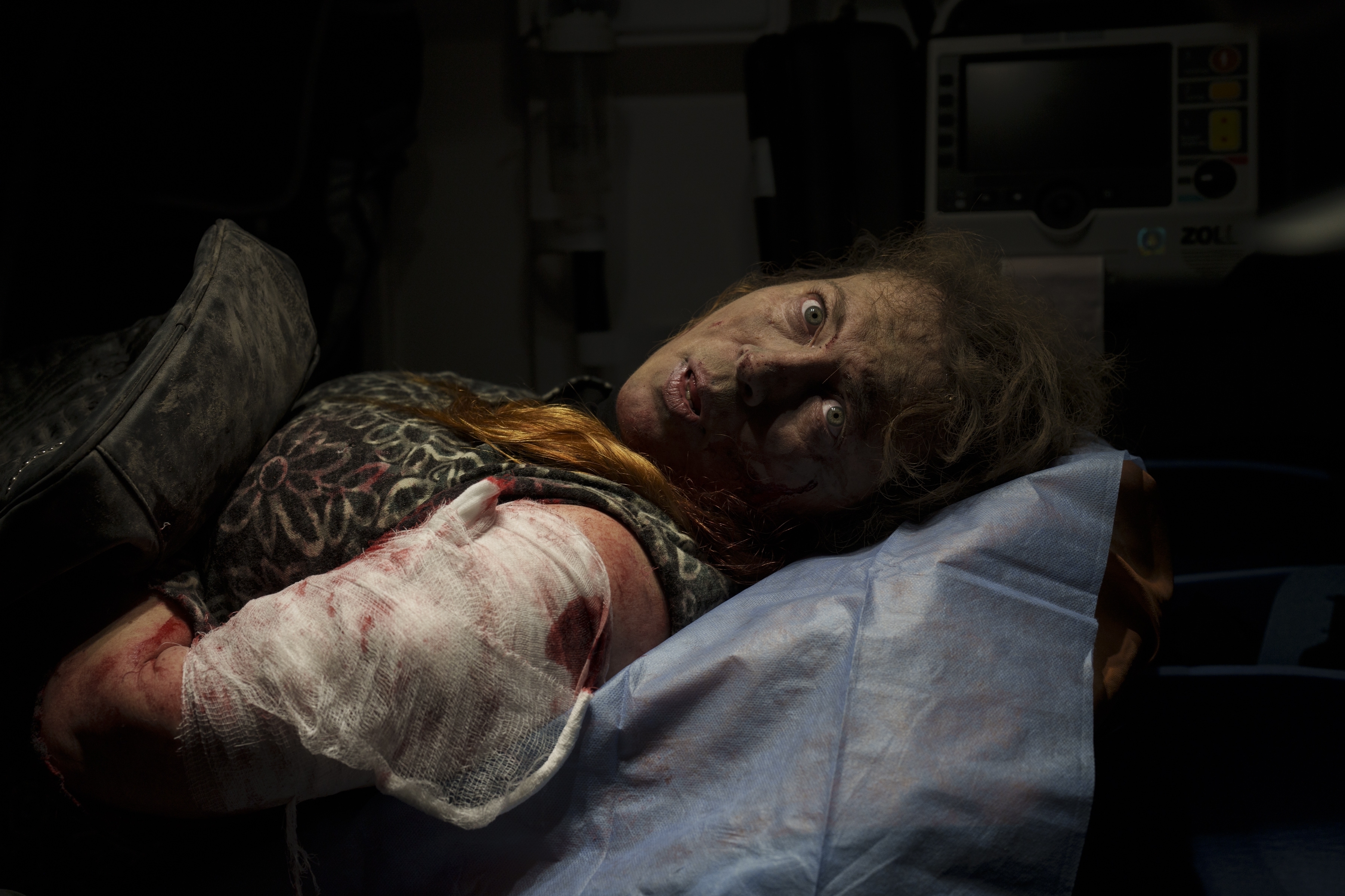 Un residente herido después de un ataque ruso yace dentro de una ambulancia antes de ser trasladado a un hospital en Kherson, en el sur de Ucrania, el 24 de noviembre de 2022 (Foto AP/Bernat Armangue)