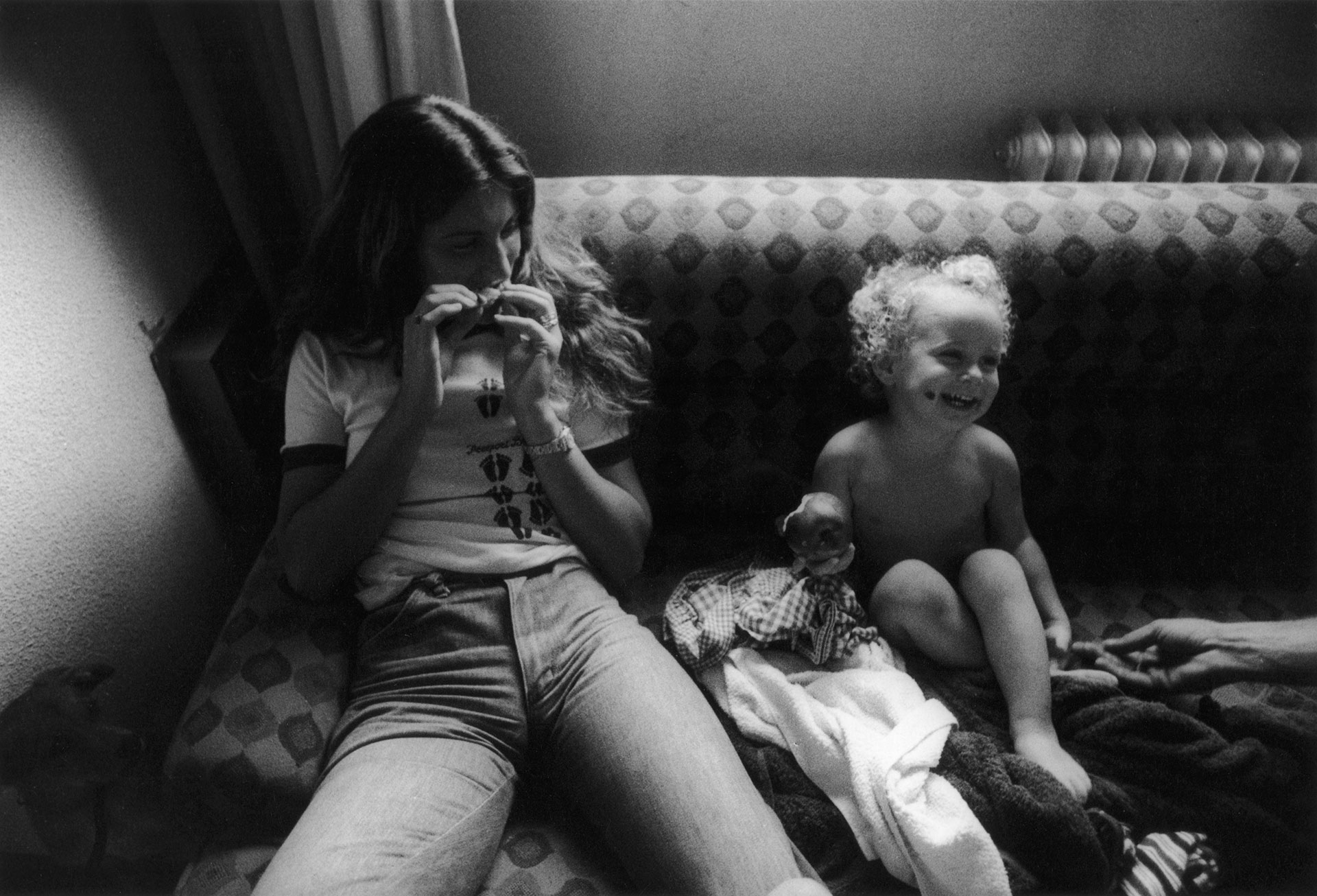 Silvia Labayru y su hija Vera Lennie a poco de llegar a Madrid, en 1978.