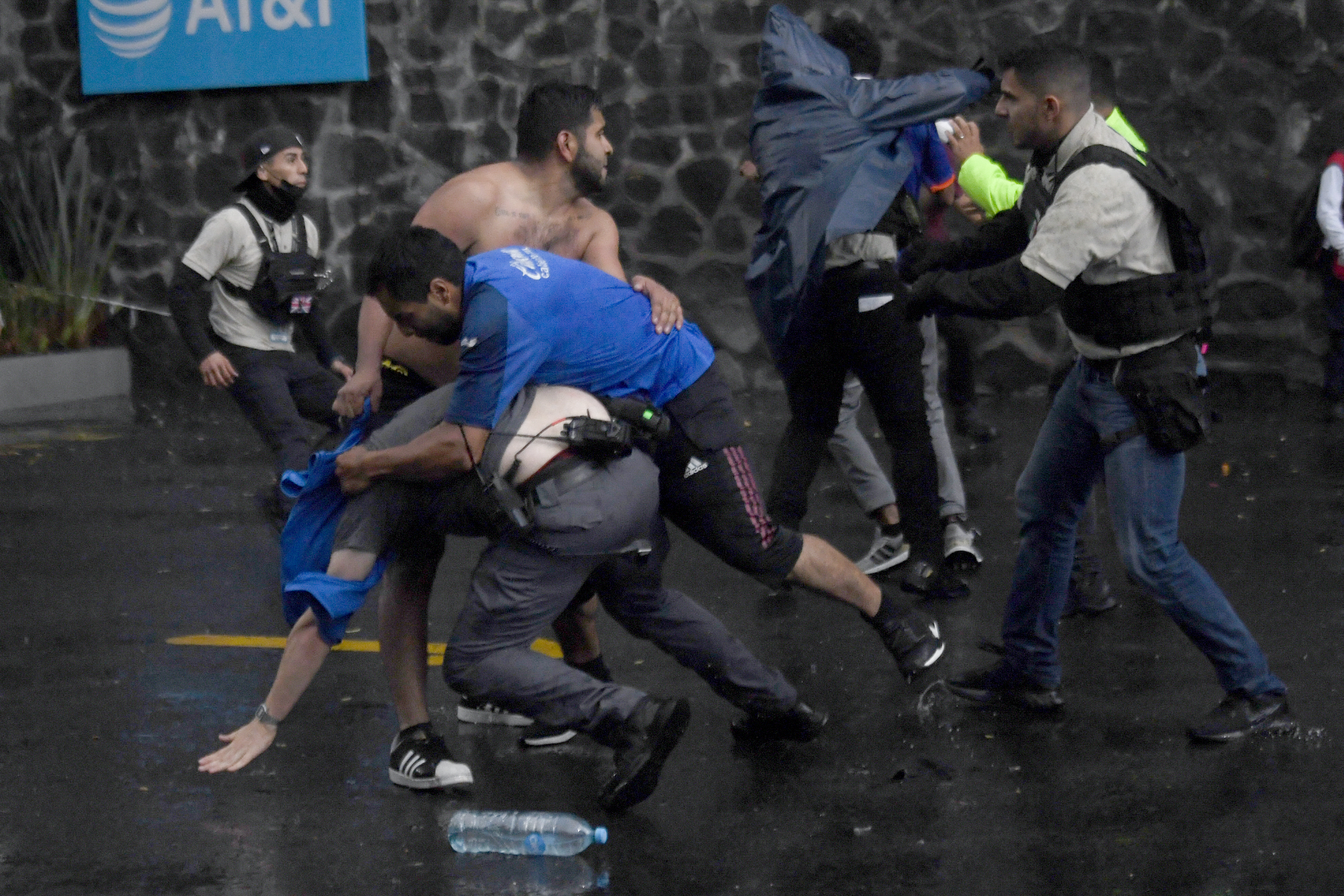 Aficionados enojados del Cruz Azul pelearon al terminar el partido del torneo Clausura 2022 contra el equipo de San Luis en el ESTADO Azteca (Foto: PEDRO PARDO / AFP)