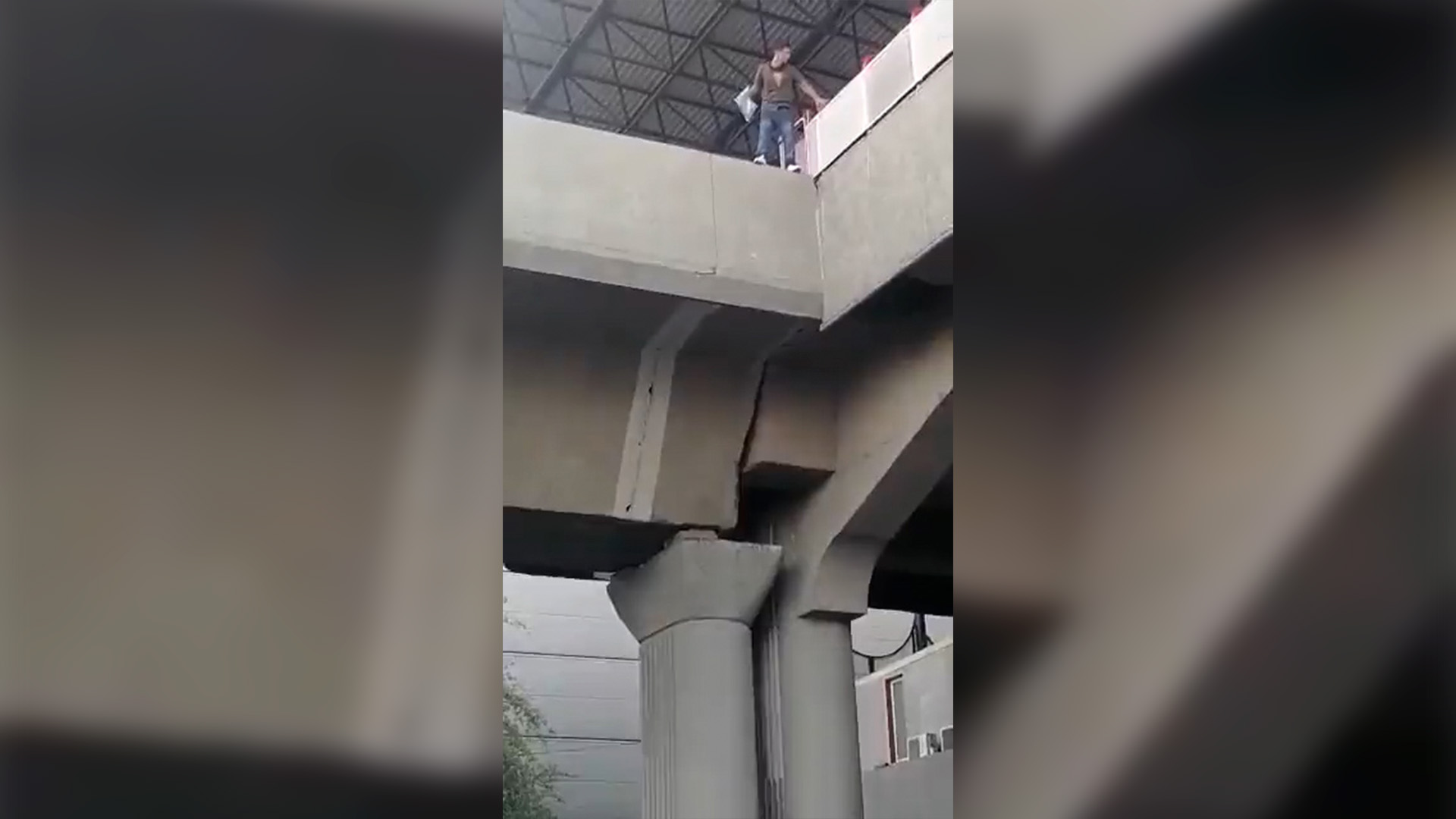 El terrible momento en que un hombre se lanzó desde edificio en Monterrey