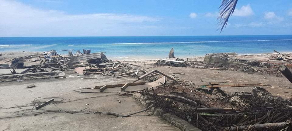 Una vista de una playa y escombros luego de la erupción volcánica y un tsunami, en Nuku'alofa, Tonga (REUTERS )