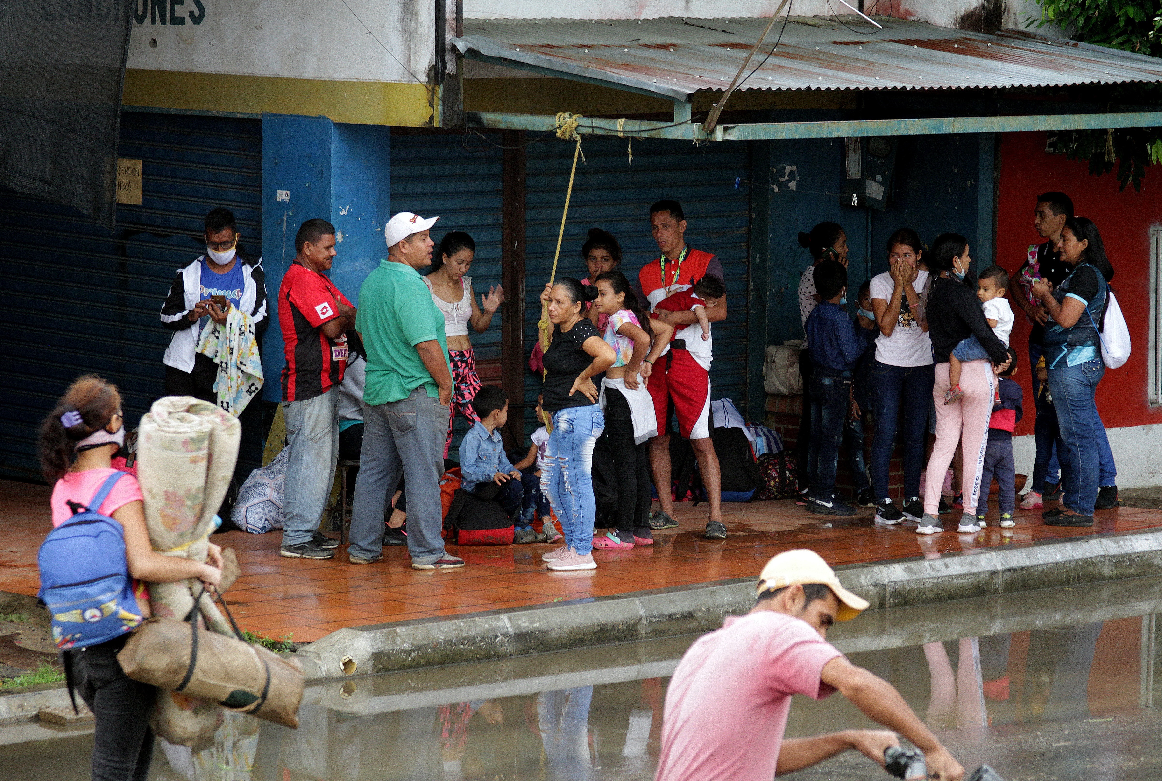 Migrantes venezolanos cruzan en botes desde La Victoria, en Venezuela, hasta Arauquita, en Colombia (Foto: EFE)
