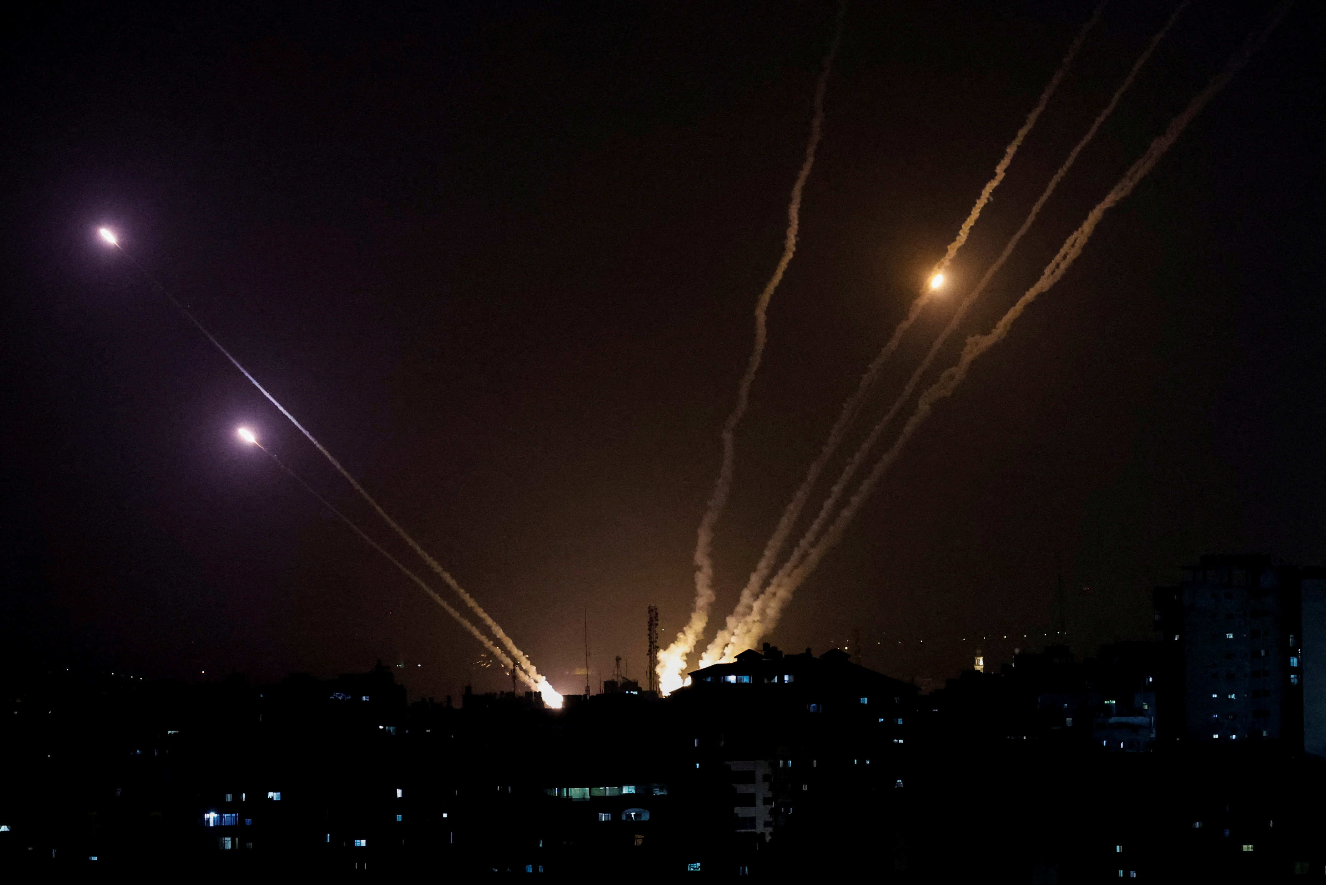 Lanzamiento de cohetes desde Gaza hacia Israel (REUTERS/Mohammed Salem)