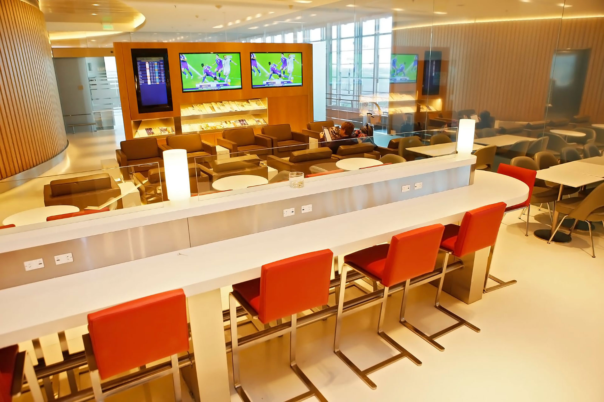 El American Airlines Admirals Club & Iberia VIP Lounge: está ubicado en el nivel superior frente a la puerta número 9