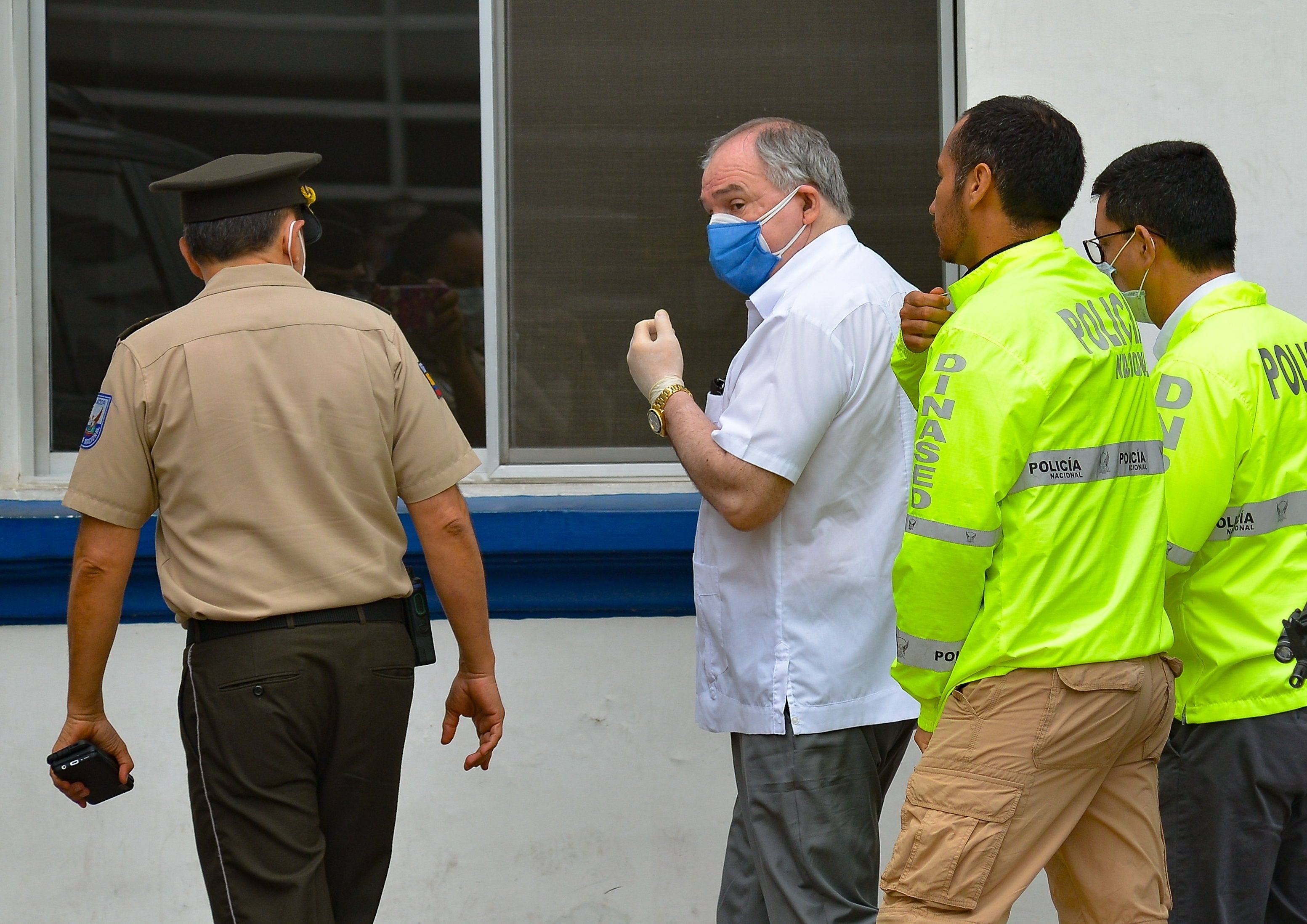 Bucaram, es escoltado a la Unidad de Flagrancia, tras ser detenido en su residencia en Guayaquil, en junio (EFE)