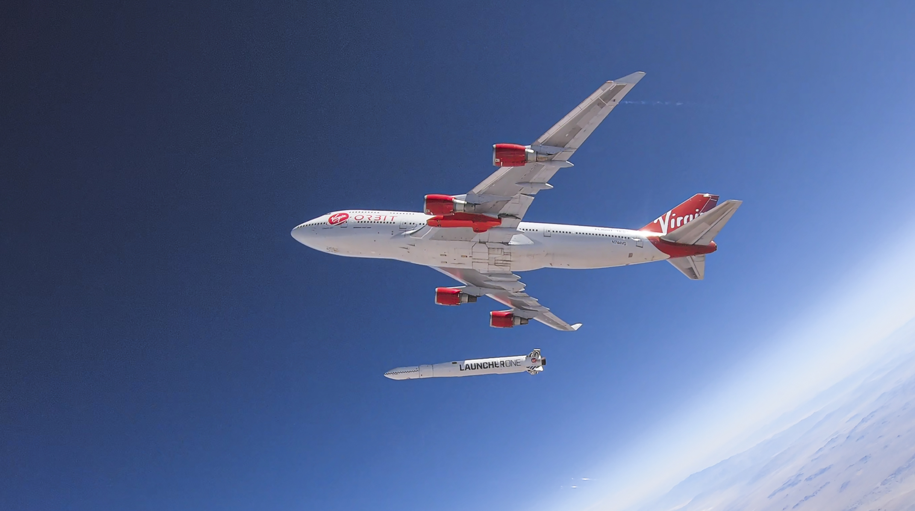 En mayo de 2020 se suspendió el primer intento de lanzamiento, por una falla en el propulsor (Virgin Orbit / AFP)
