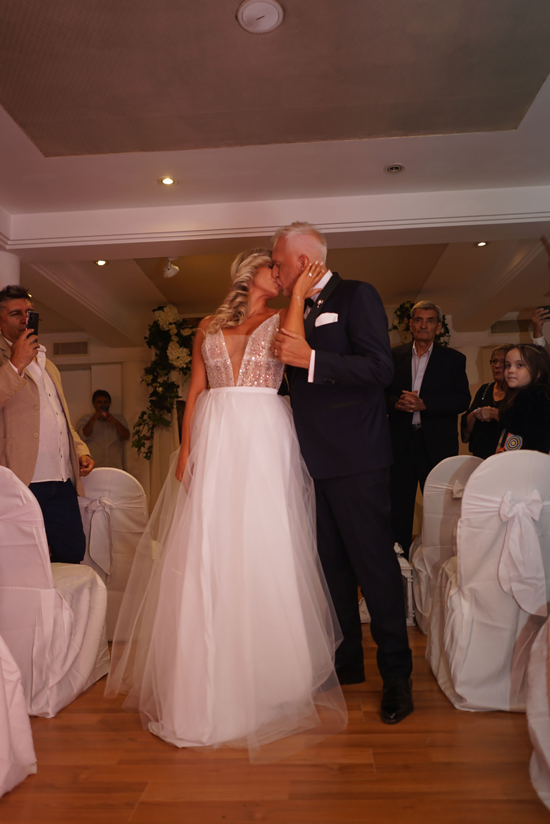 Los novios retirándose del altar (RS Fotos)