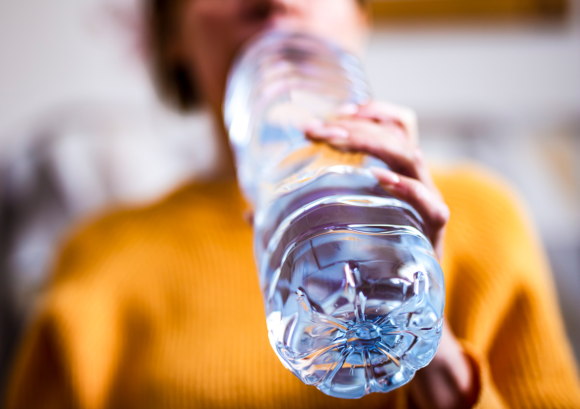 Las personas pueden estar expuestas a disruptores endocrinos a través del consumo de alimentos y bebidas en envases plásticos (Getty)
