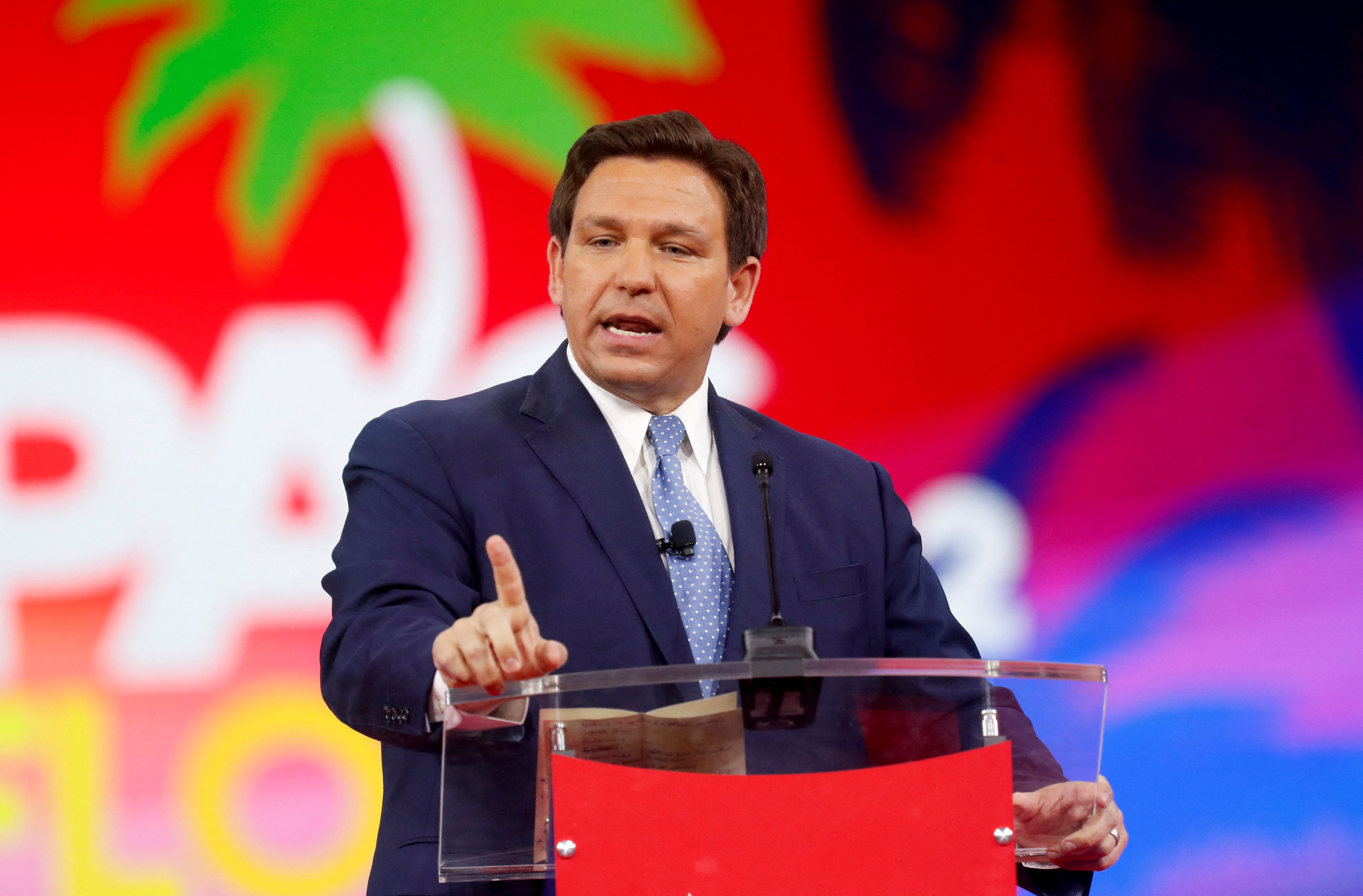 El gobernador de Florida, Ron DeSantis, impulsó la llamada ley "Don´t say gay", que ha provocado las críticas de Disney (REUTERS/Octavio Jones/File Photo)