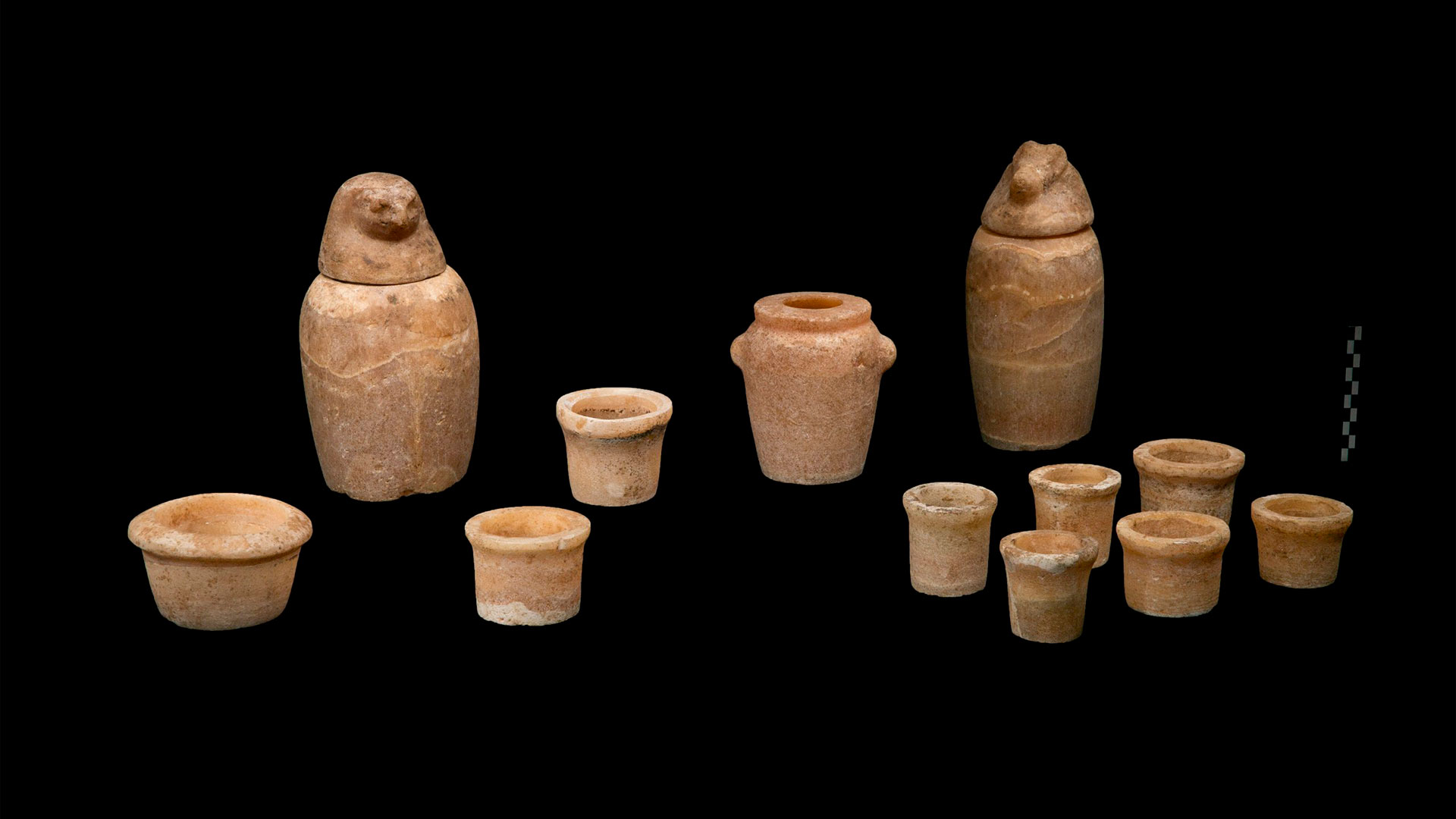 En la tumba se encontraron tarros canopos y vasos ceremoniales (Crédito Czech Institute of Egyptology, Charles University)