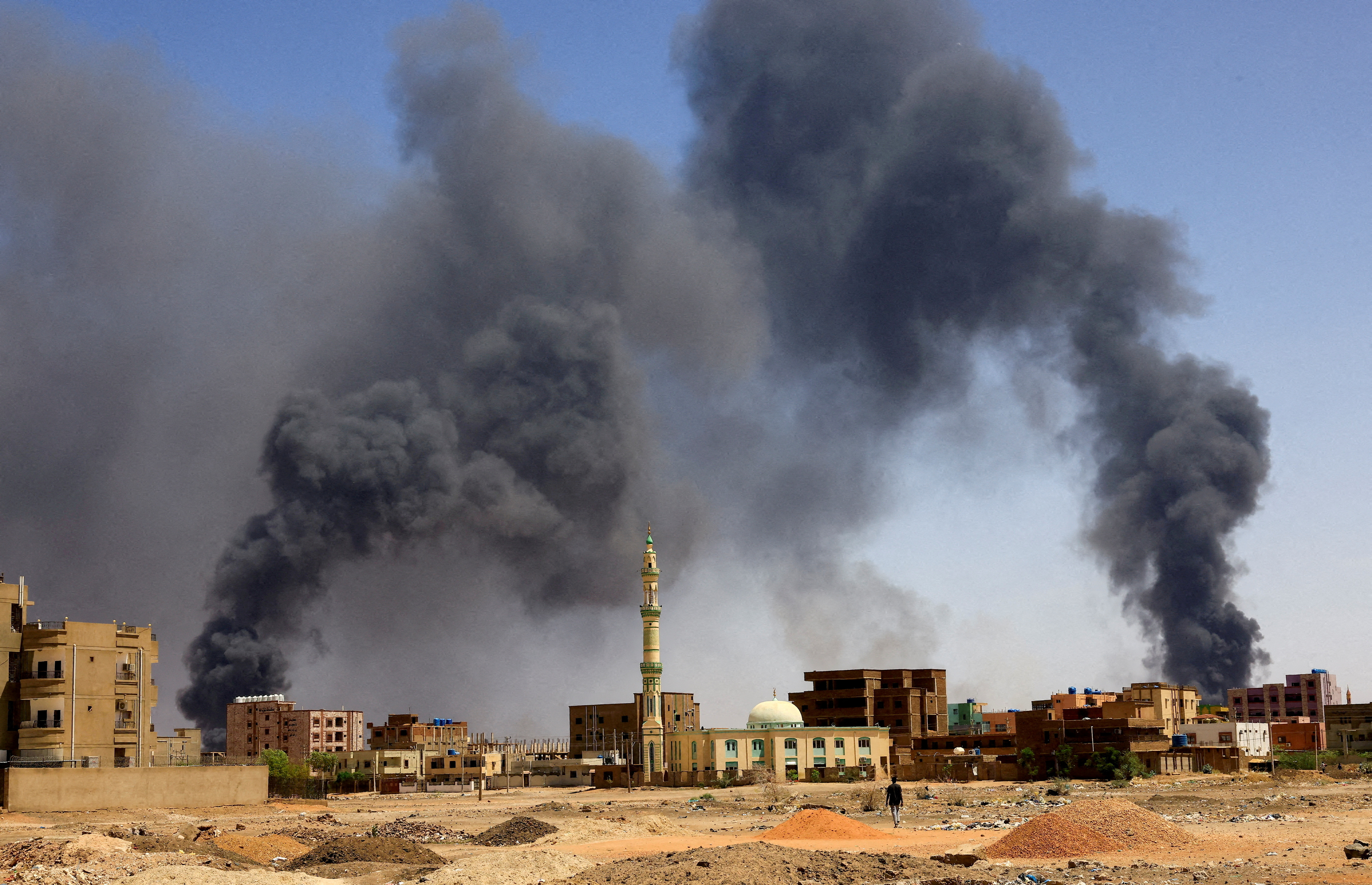 El Ejército de Sudán reanudó este domingo sus bombardeos contra posiciones de los paramilitares de las Fuerzas de Apoyo Rápido en Jartum (REUTERS/Mohamed Nureldin Abdallah)
