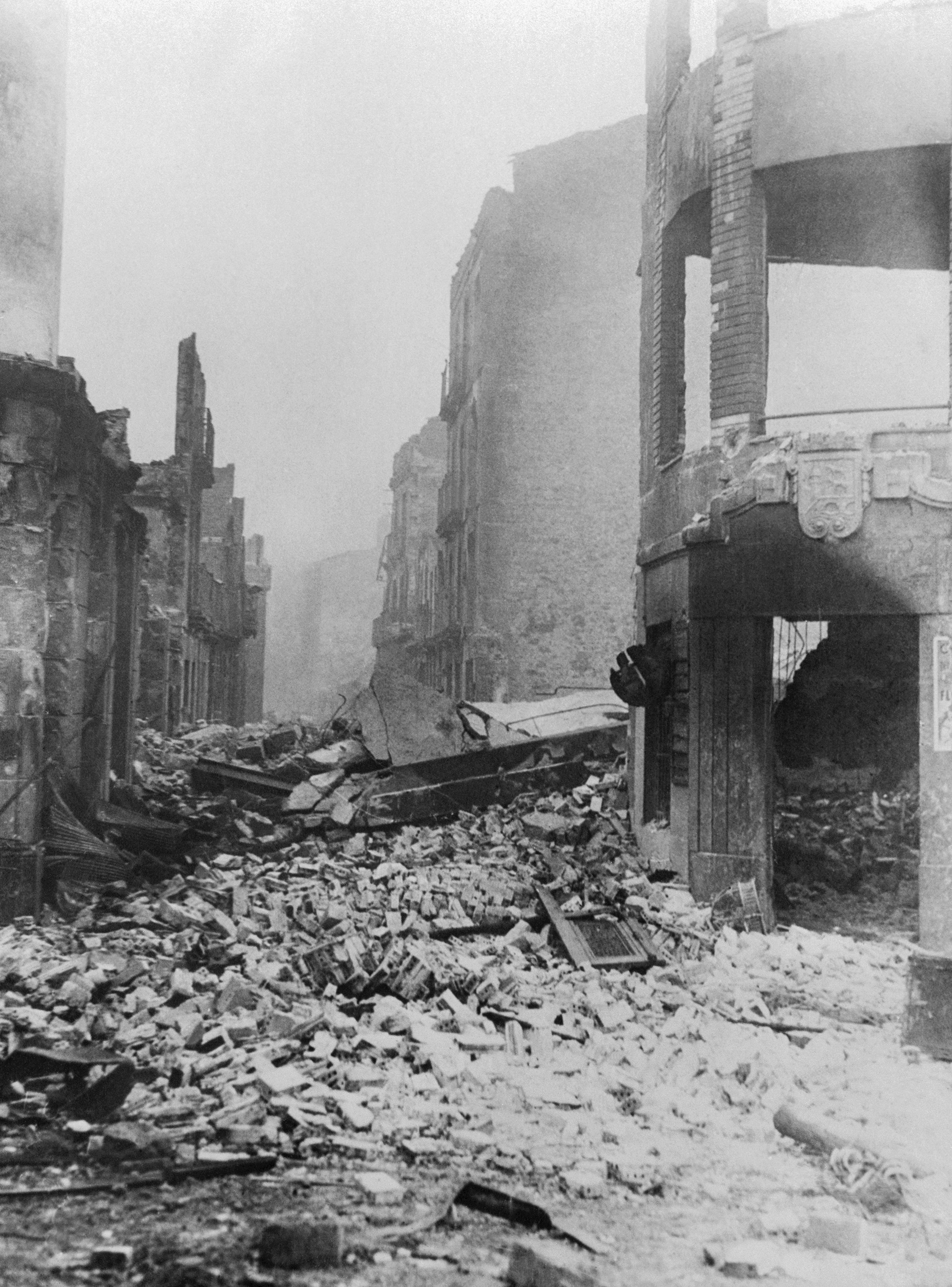 La destrucción total de la "Ciudad Santa" vasca de Guernica por parte de los bombarderos rebeldes se refleja de manera sorprendente en esta imagen de una de sus desoladas calles (Getty Images)