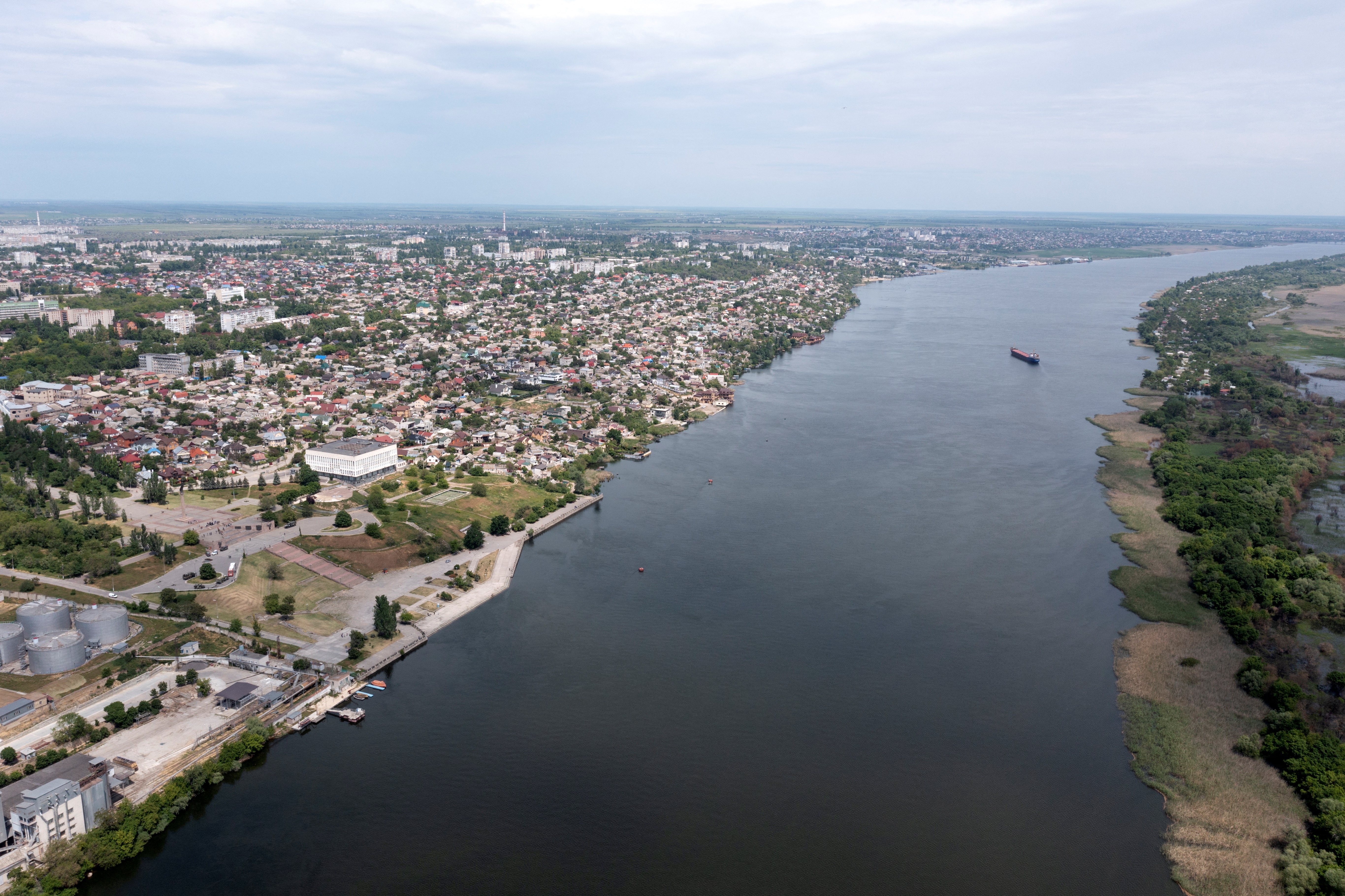 Esta foto de archivo tomada el 20 de mayo de 2022 muestra una vista aérea del río Dnieper y la ciudad de Kherson. (Foto de Andrey BORODULIN / AFP)
