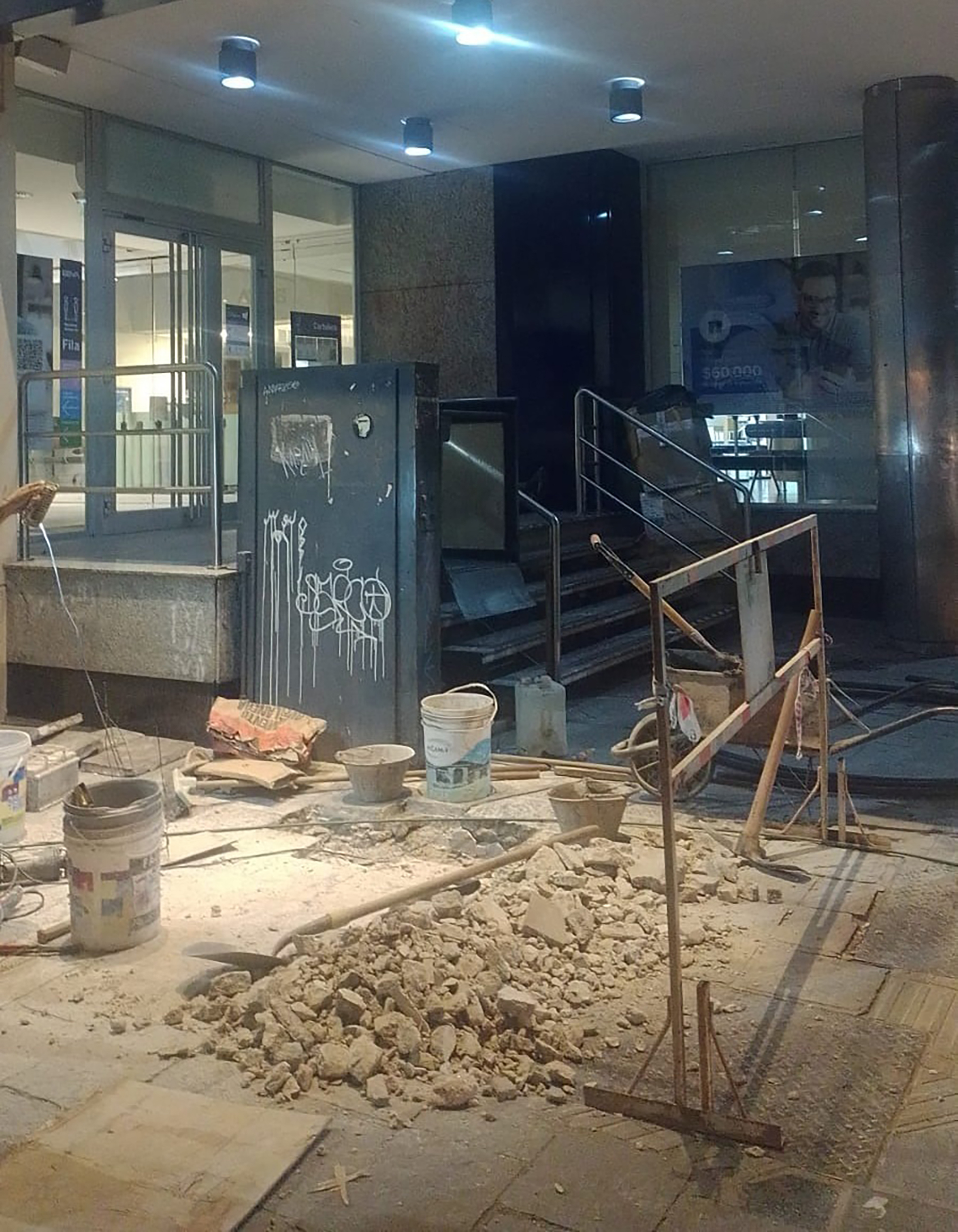 Un grupo de obreros descubrió un acceso a una oficina subterránea de un banco de Córdoba