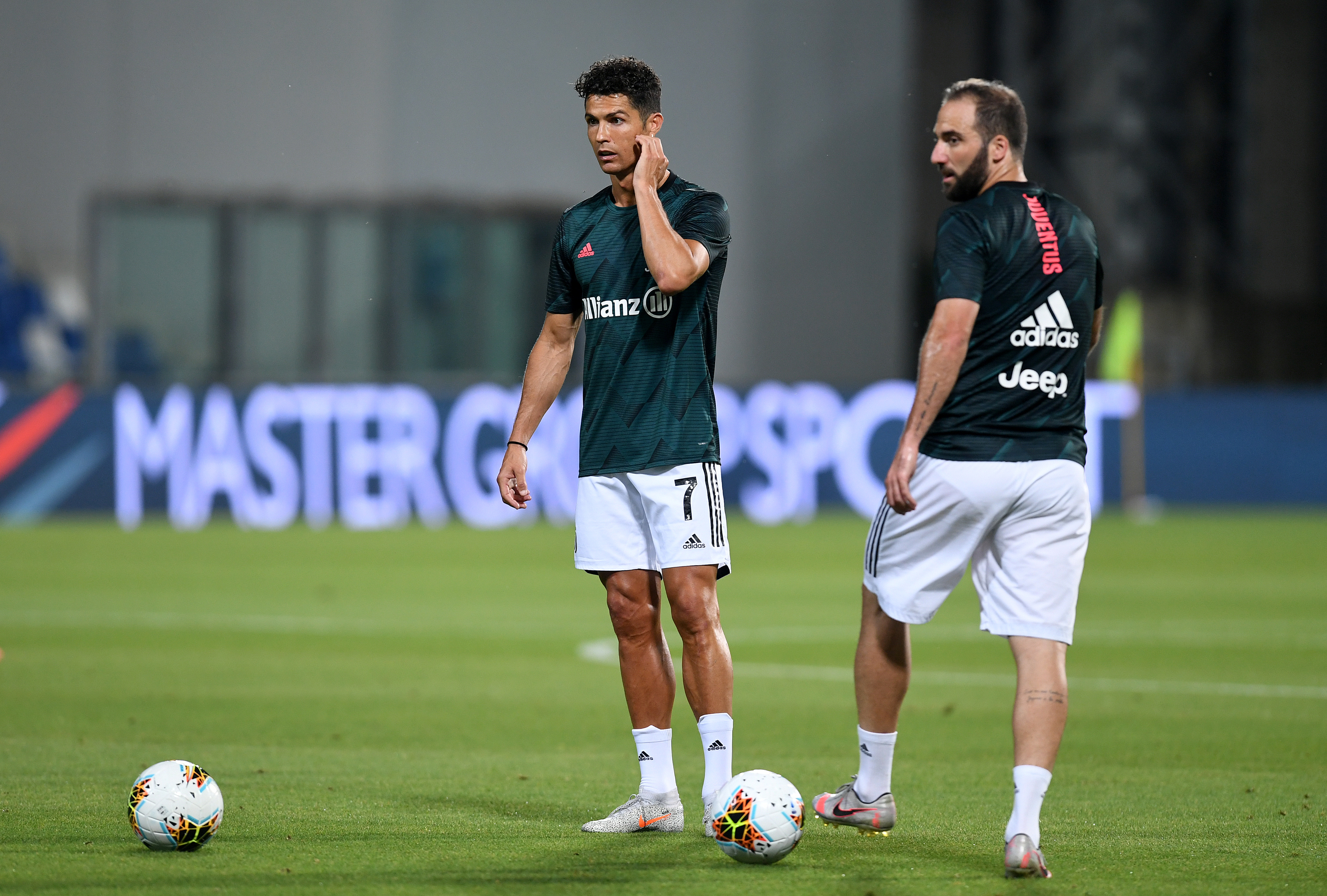 Gnzalo Higuaín fue compañero de Cristiano Ronaldo en Real Madrid y en Juventus (Reuters)