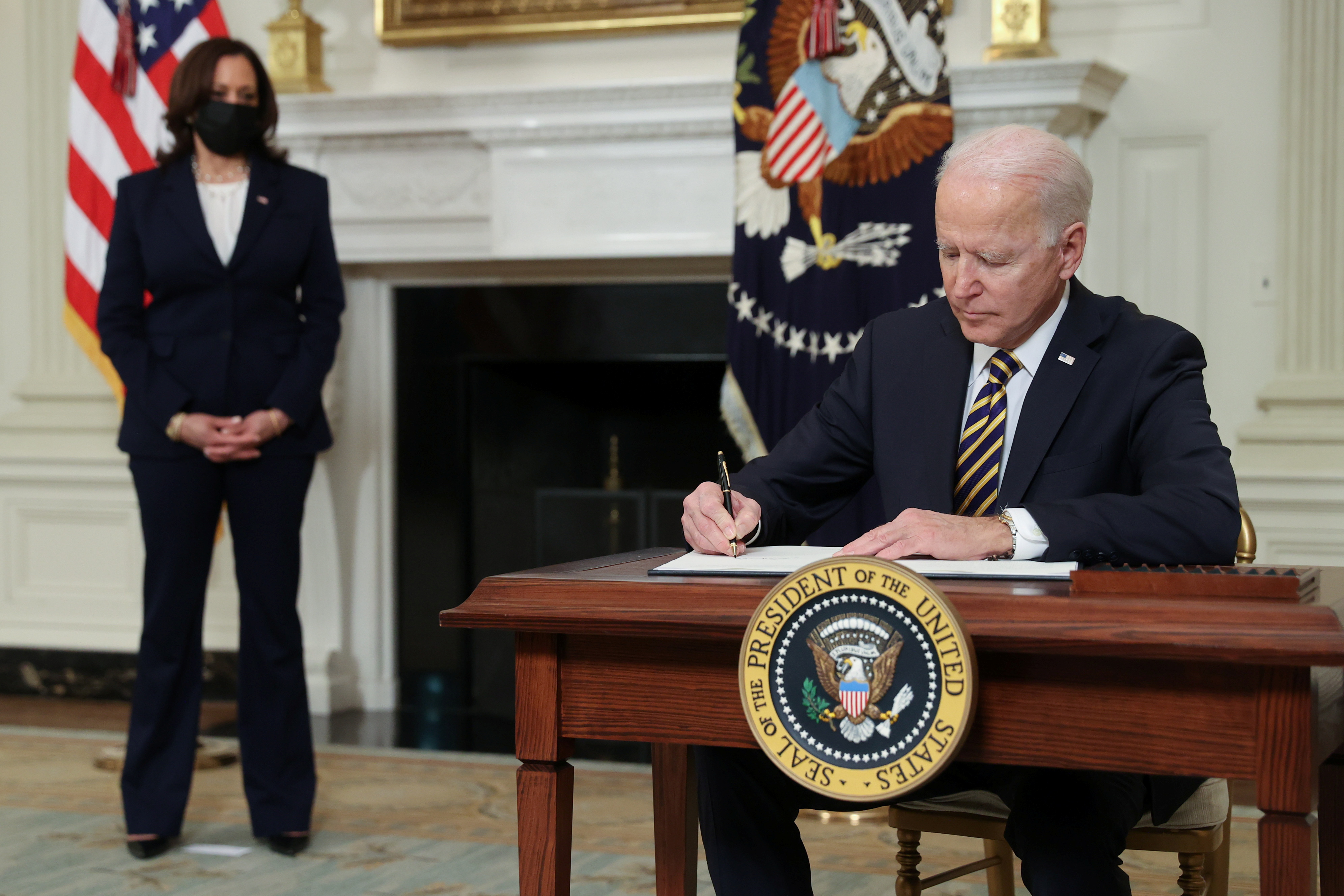 El presidente de los Estados Unidos firma una orden ejecutiva sobre la economía en la Casa Blanca en Washington (Foto: Reuters)
