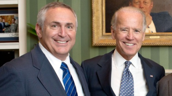 Marc Stanley, propuesto para embajador de EEUU en la Argentina, junto al presidente Joseph Biden