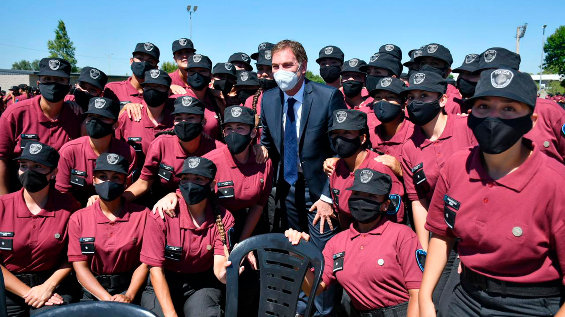 Santilli junto a los egresados