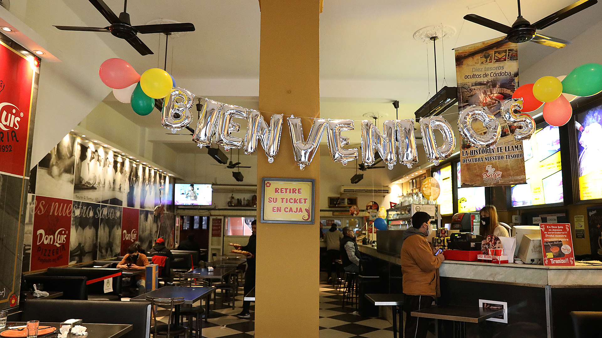 Con globos de