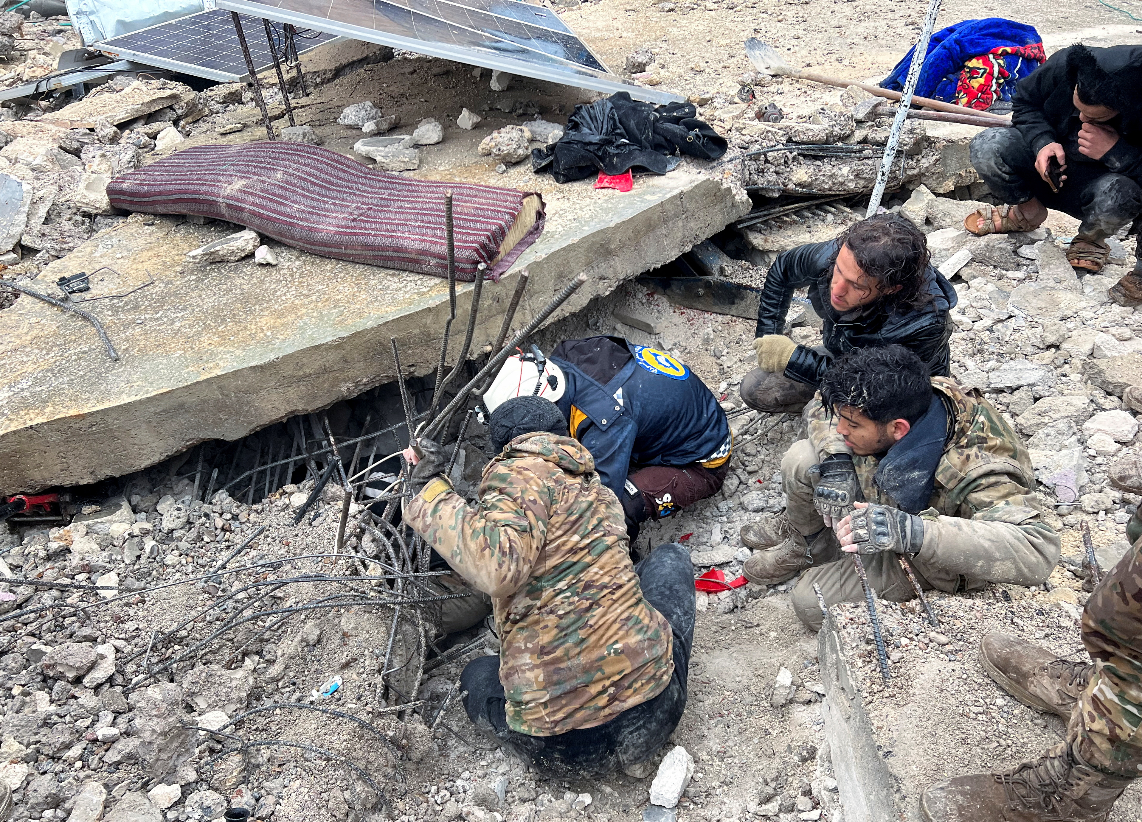 Los rescatistas buscan sobrevivientes bajo los escombros en la ciudad rebelde de Jandaris, Siria.
