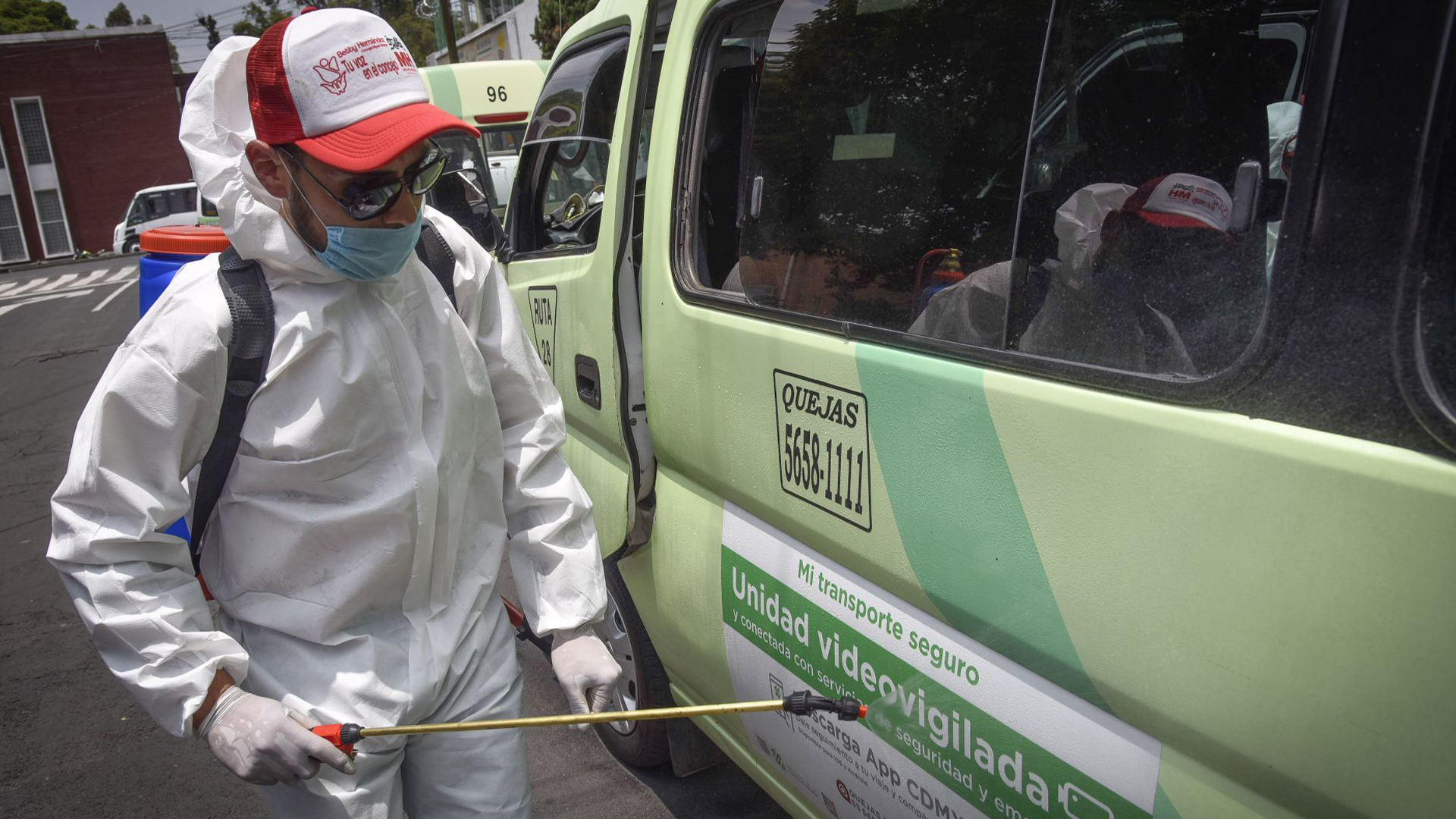 Los trabajadores de la delegación rocían una solución sanitizante para desinfectar espacios y superficies, esto en el marco de la emergencia sanitaria (Foto: Cuartoscuro)
