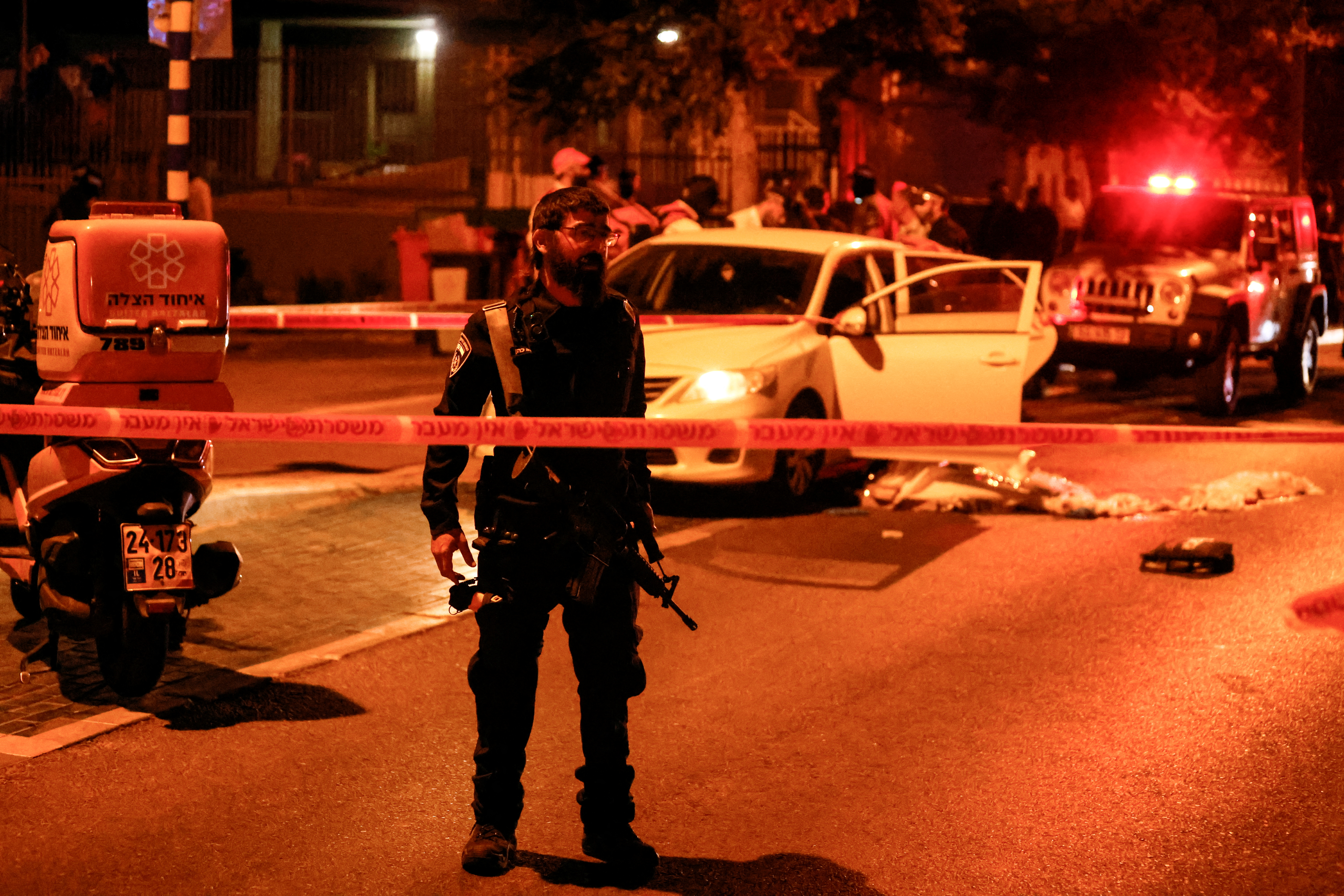 Un policía en el lugar del ataque en Elad (REUTERS/Ammar Awad)