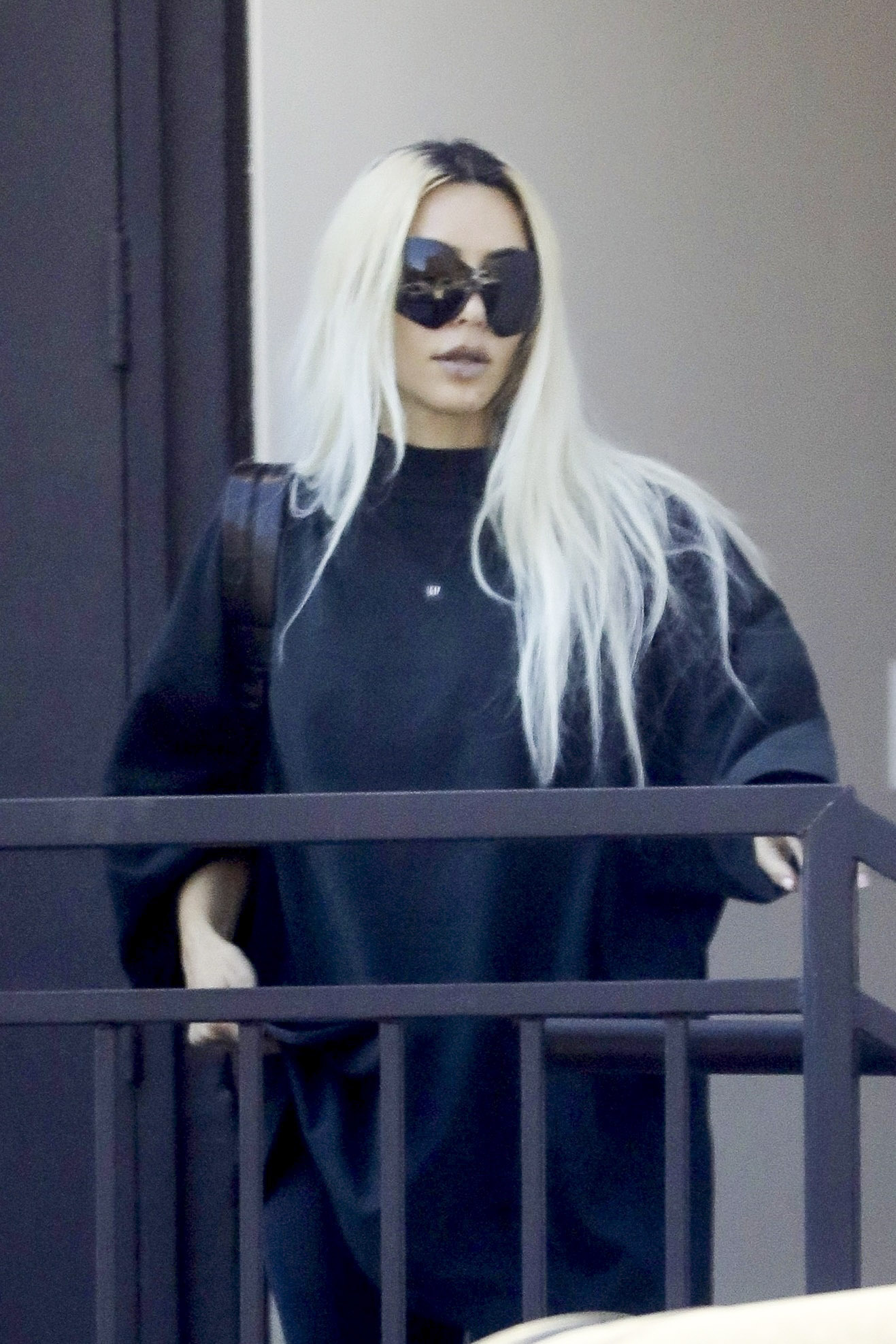 Kim Kardashian fue vista por los paparazzi al salir del dermatólogo en Bevrly Hills. Lucía su pelo platinado, lentes oscuros y un buzo negro